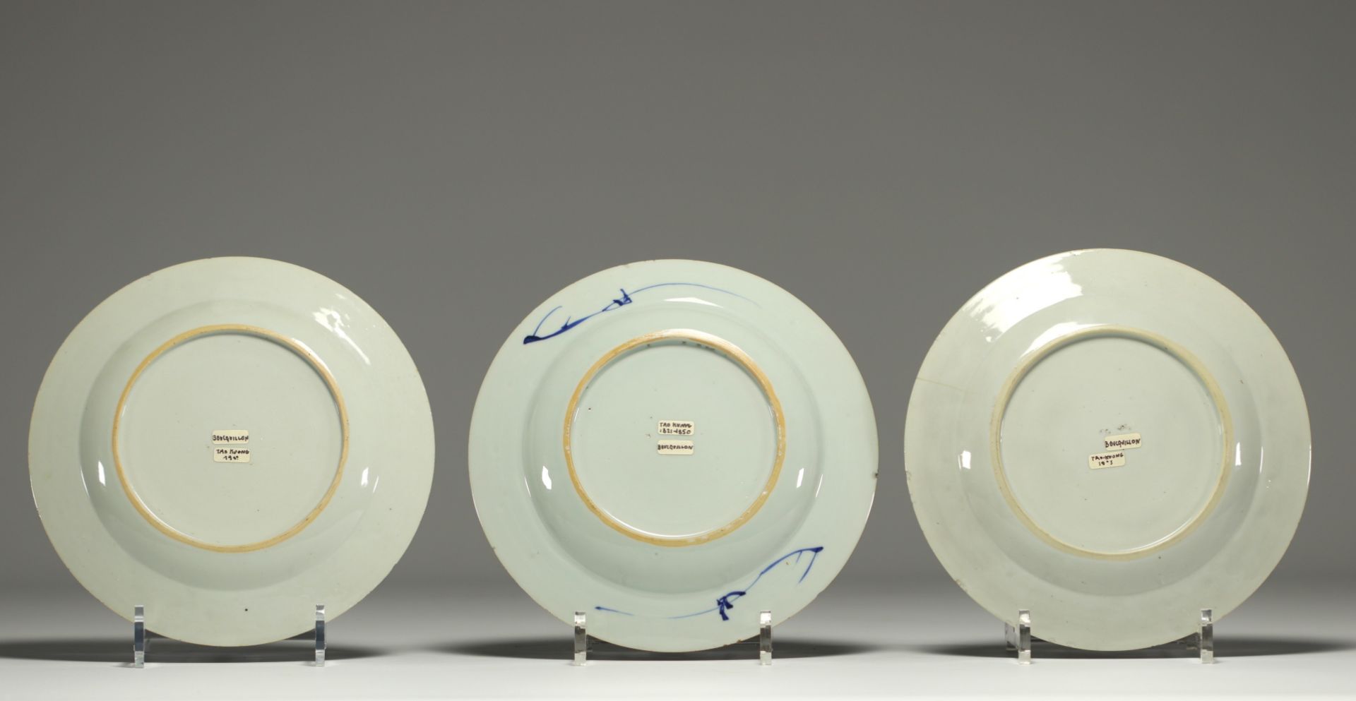 China - Set of three blue-white porcelain plates. - Bild 3 aus 3