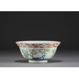 China - Porcelain bowl decorated with peaches and bats, Jiaqing period, late 18th / early 19th centu