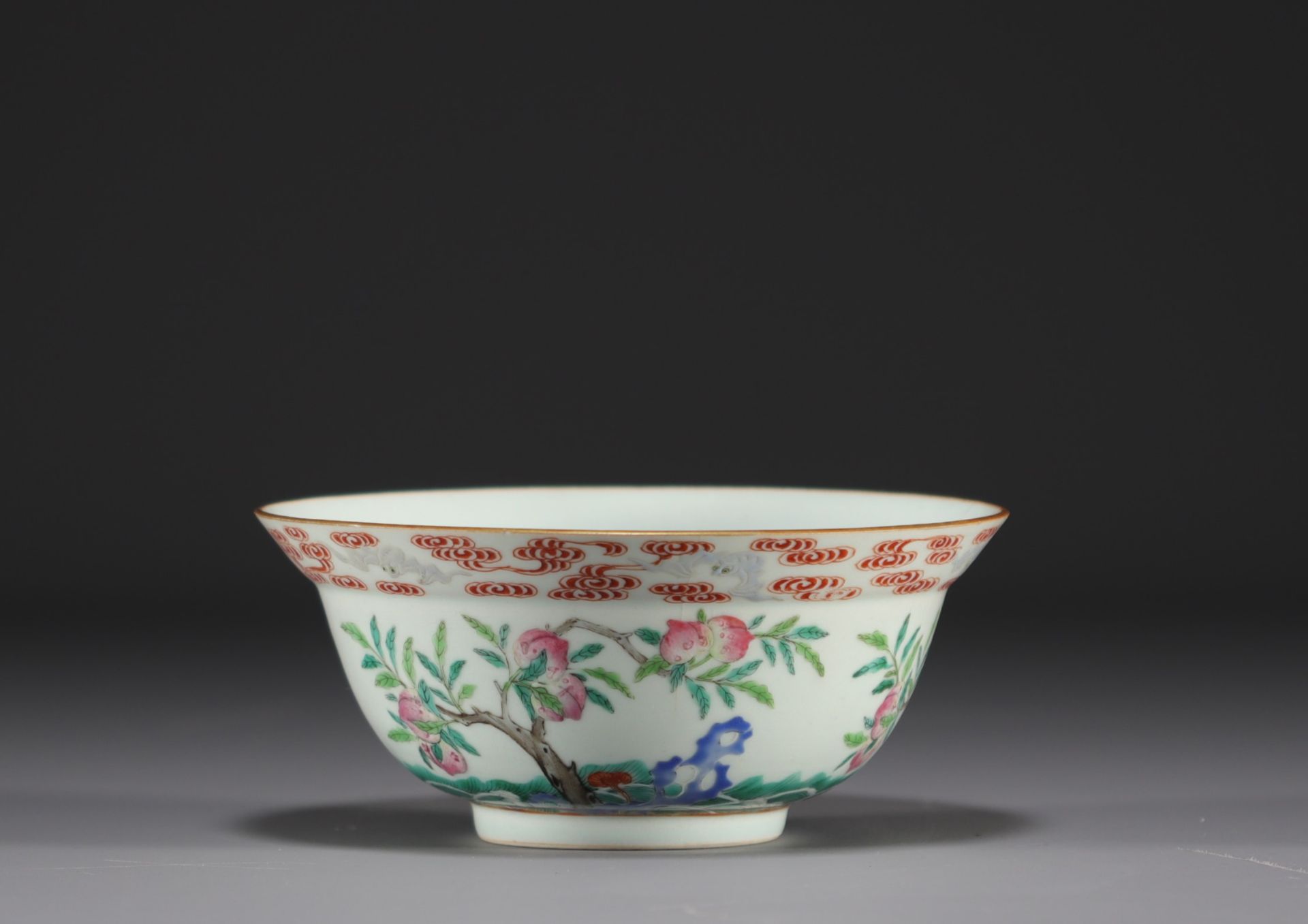 China - Porcelain bowl decorated with peaches and bats, Jiaqing period, late 18th / early 19th centu