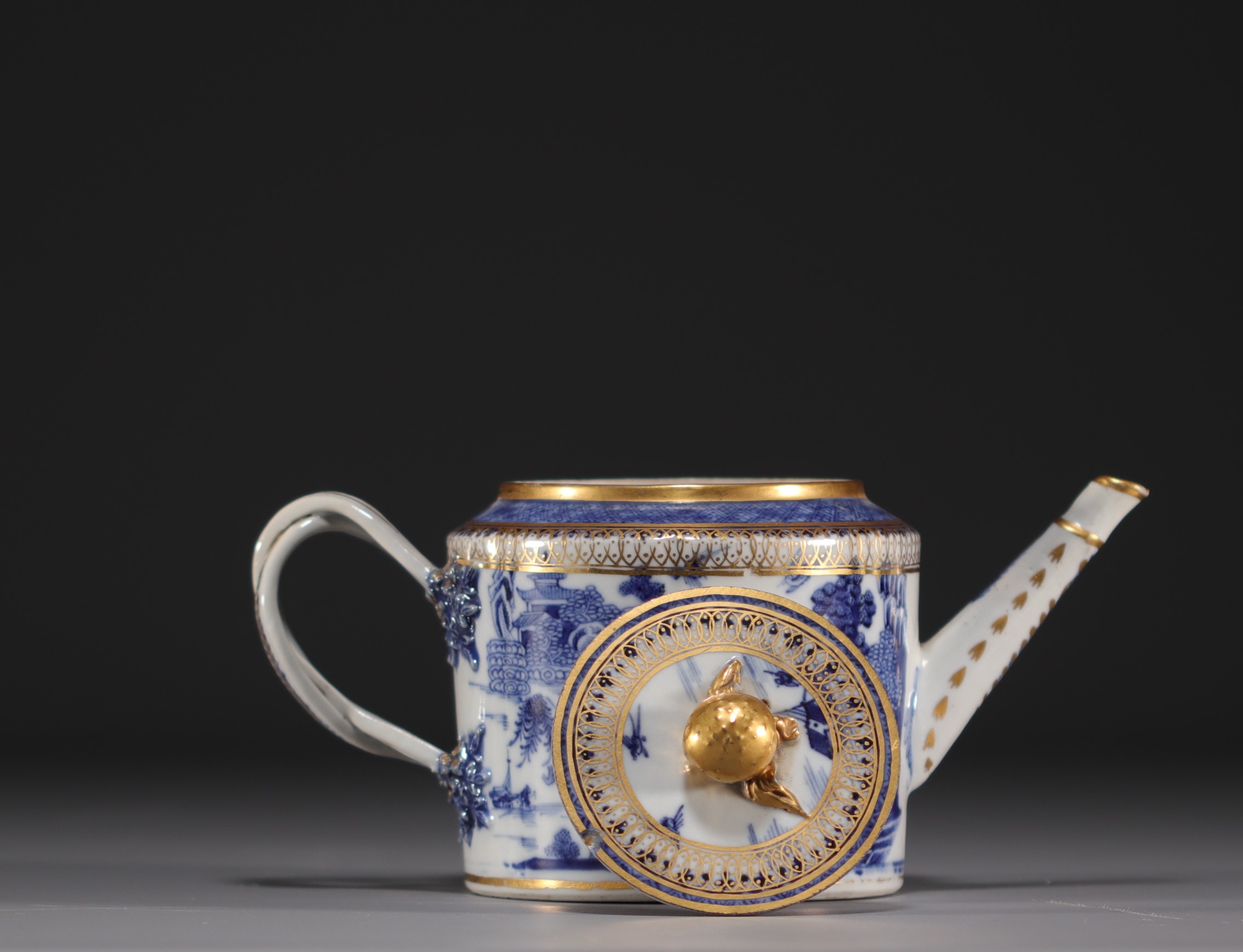 China - Blue-white porcelain teapot with gold highlights, Qianlong, 18th century. - Image 4 of 6