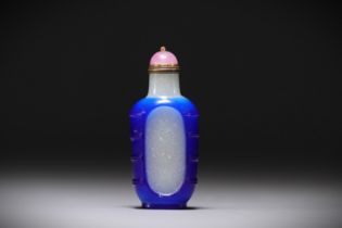 China - Snuffbox in white and blue multi-layered glass