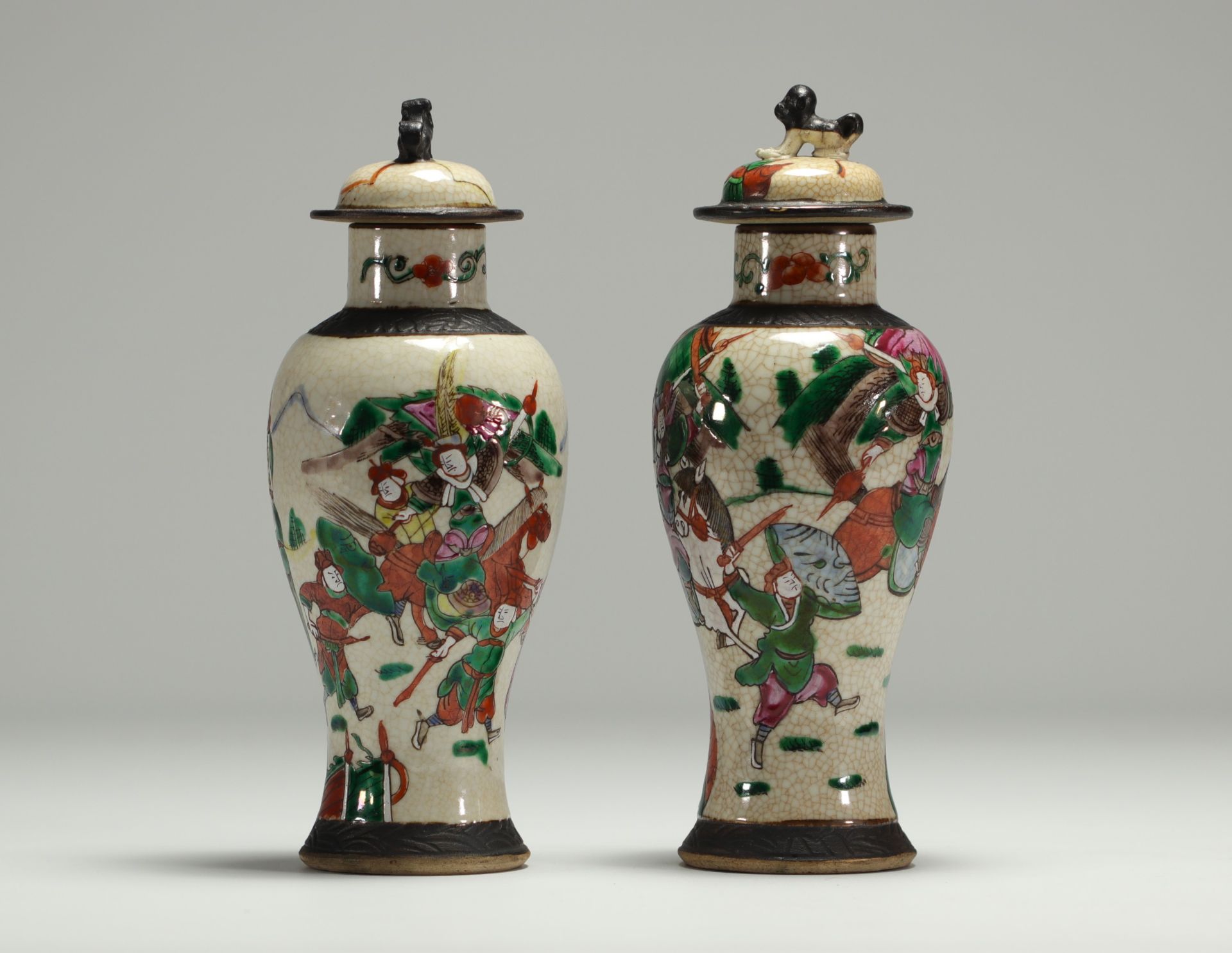 China - Pair of covered vases in Nanjing porcelain decorated with figures. - Image 2 of 3