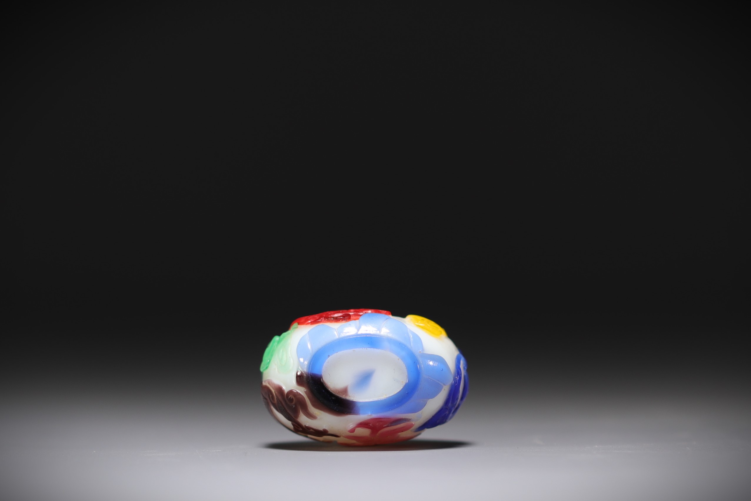 China - Snuffbox in eight-coloured multi-layered glass with chimera decoration. - Image 5 of 5