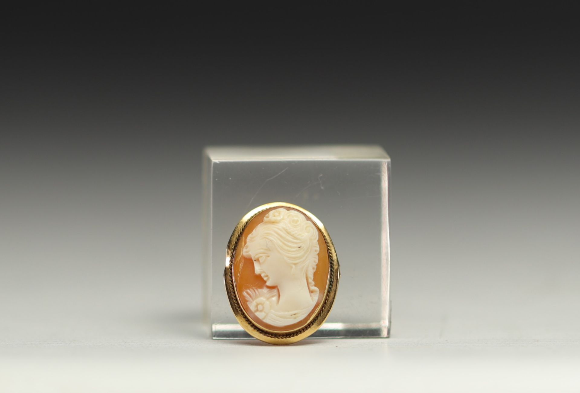 Small 18K gold Cameo brooch, "Bust of a woman".