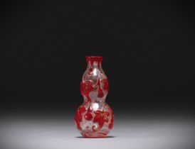 China - Snuffbox in multi-layered glass, clear background with red flowers.