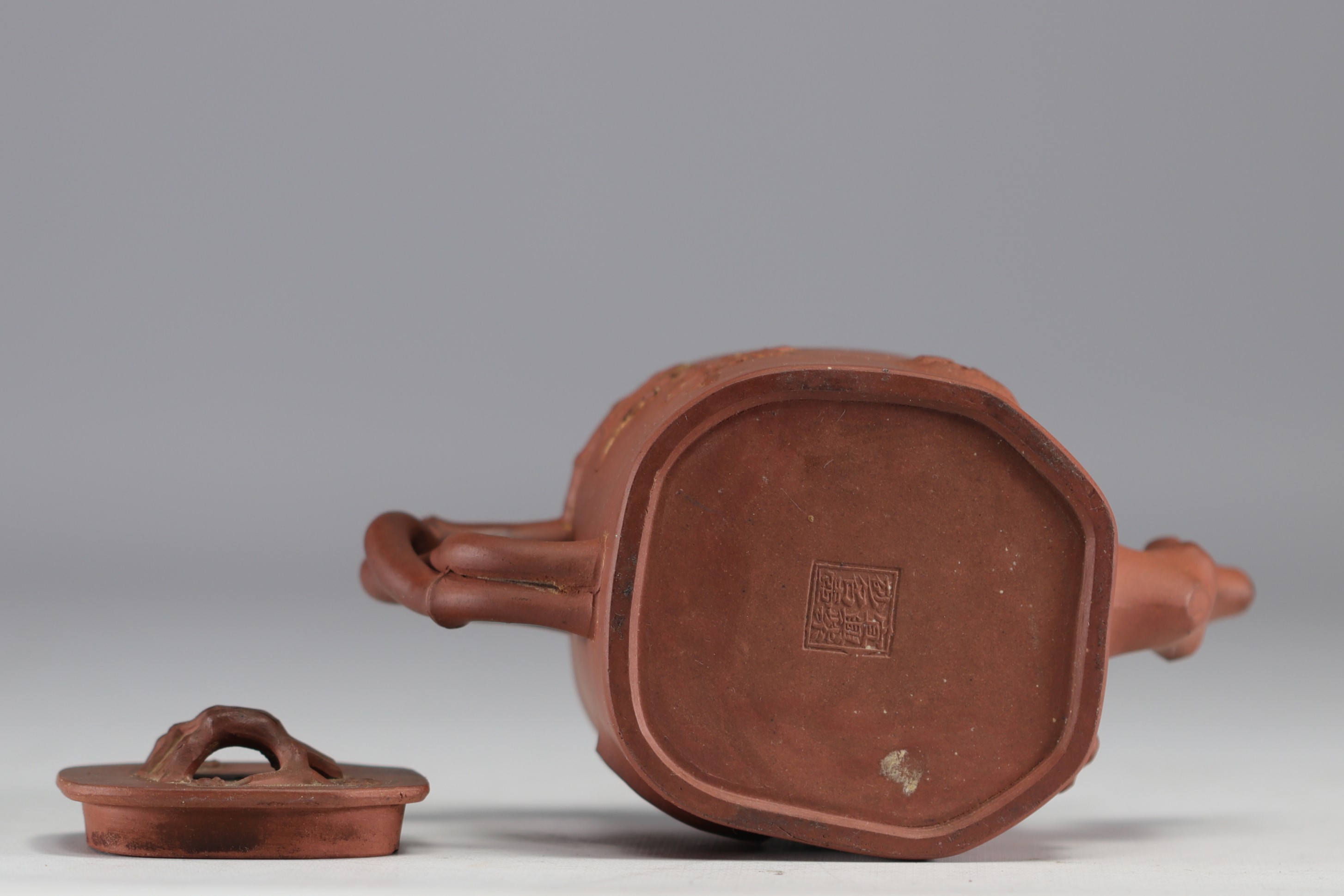 China - Yixing teapot in terracotta with floral decoration in relief, debossed mark on the underside - Image 4 of 4