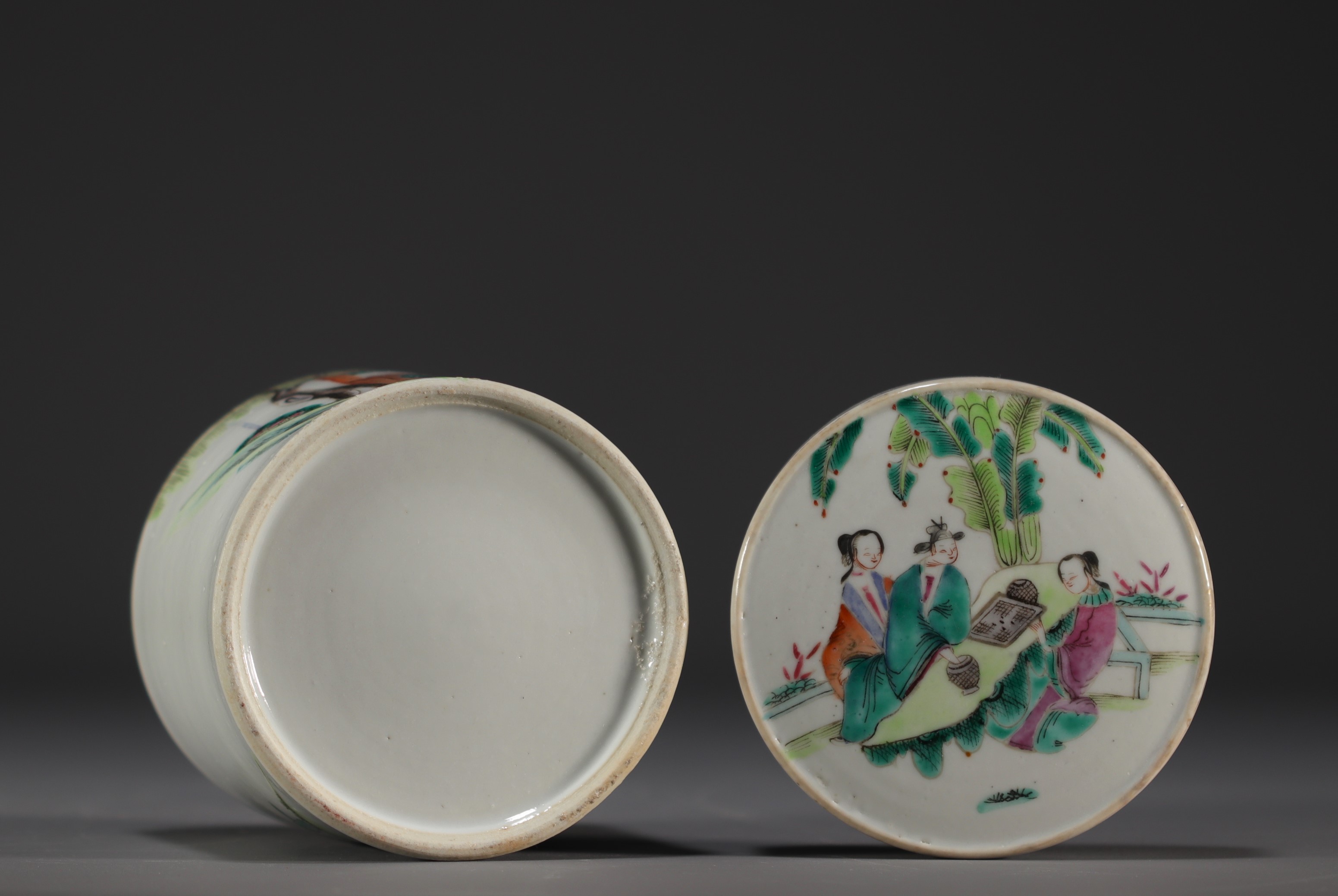 China - Famille rose porcelain box decorated with characters. - Image 4 of 4