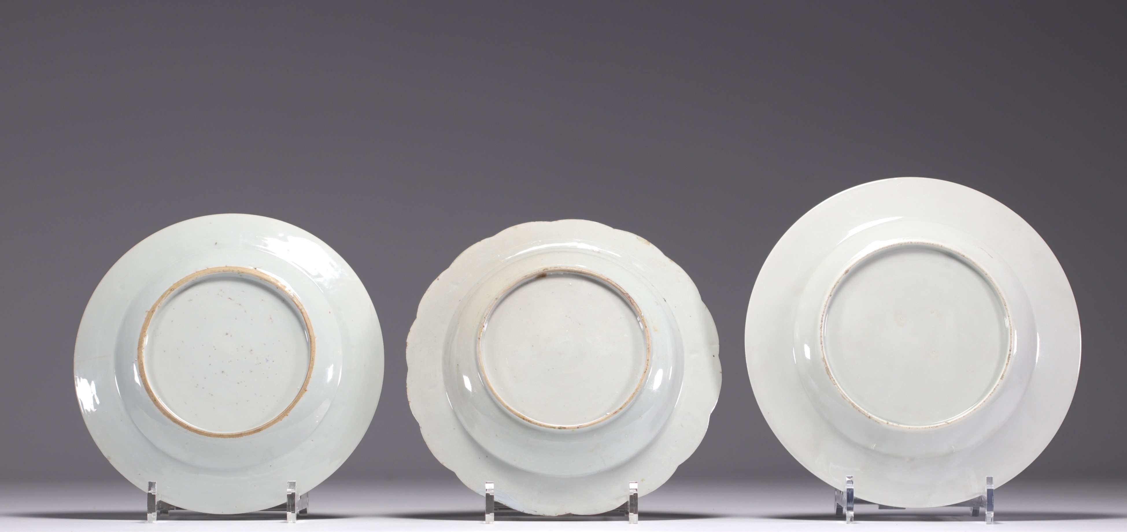 China - Set of three Famille Rose porcelain plates with floral decoration. - Image 2 of 2