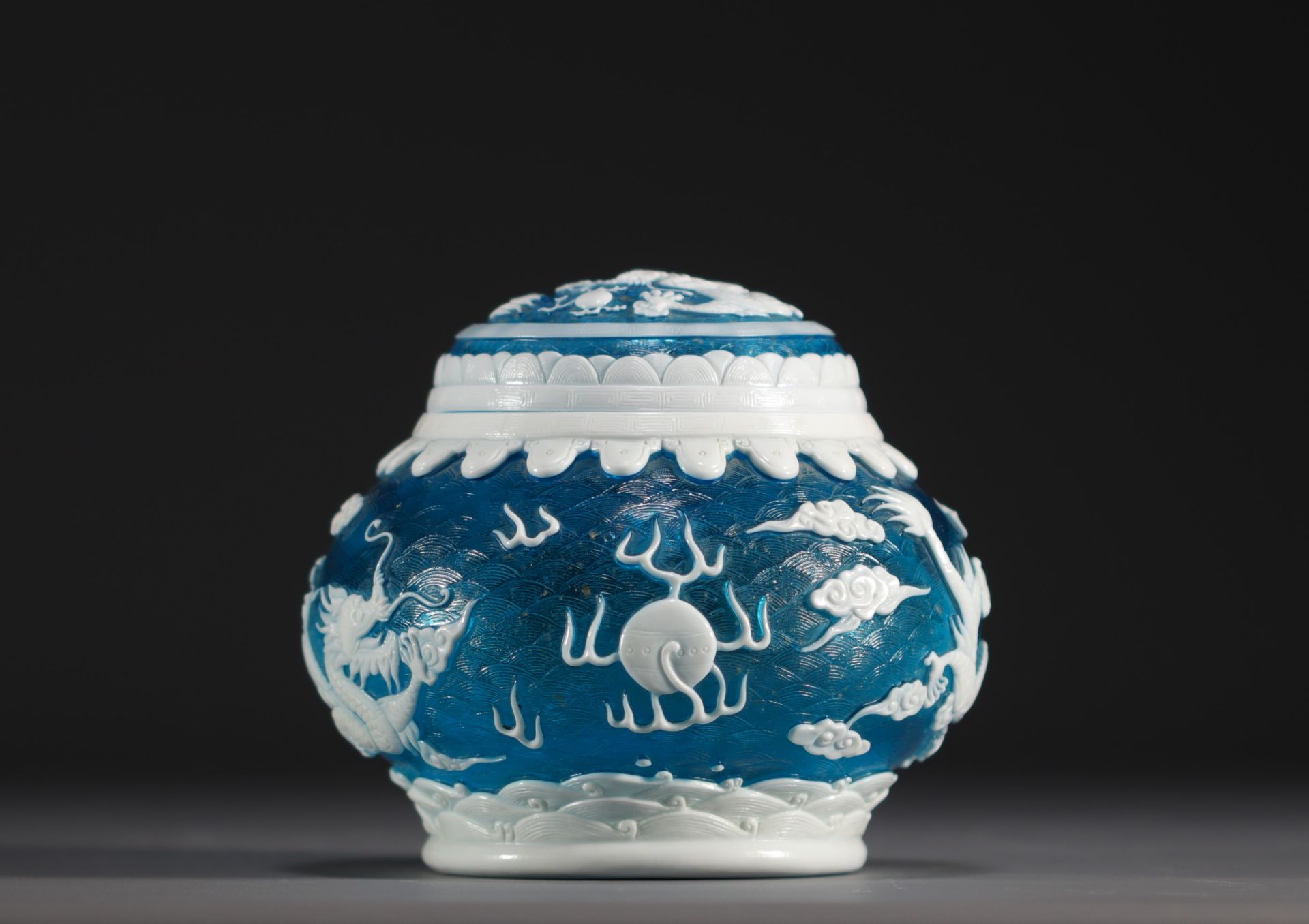 China - Peking glassware covered pot decorated with dragons and gold flakes. - Image 3 of 5