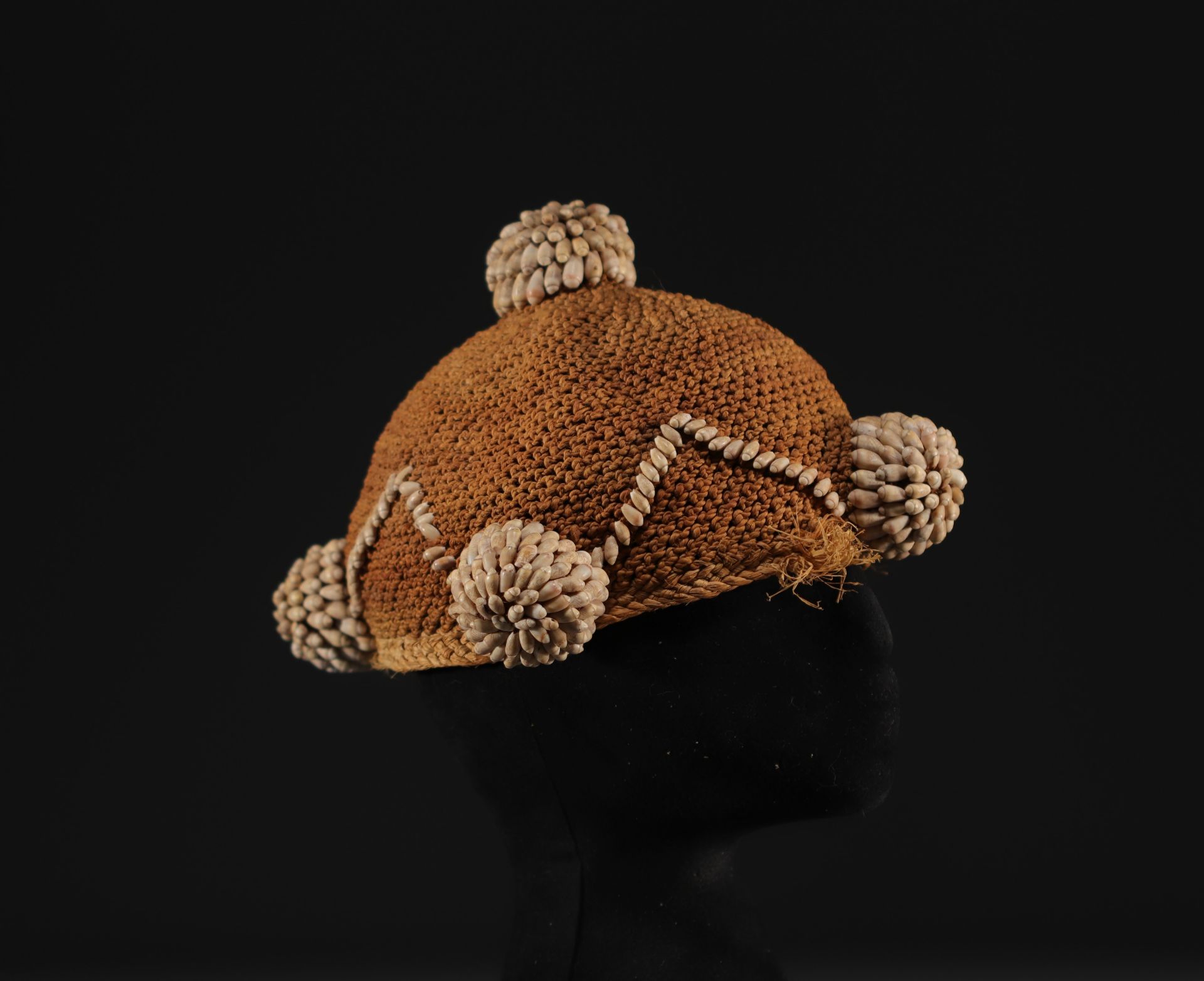 African headdress made of fibre and shells. - Bild 2 aus 2
