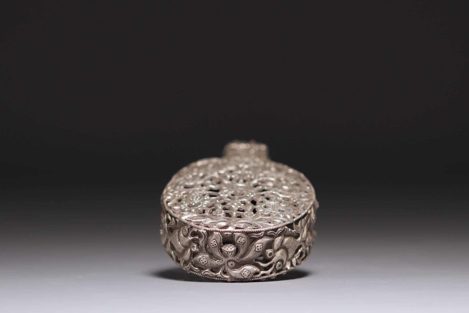 China - Carved silver incense bottle decorated with figures and elephants. - Bild 4 aus 4