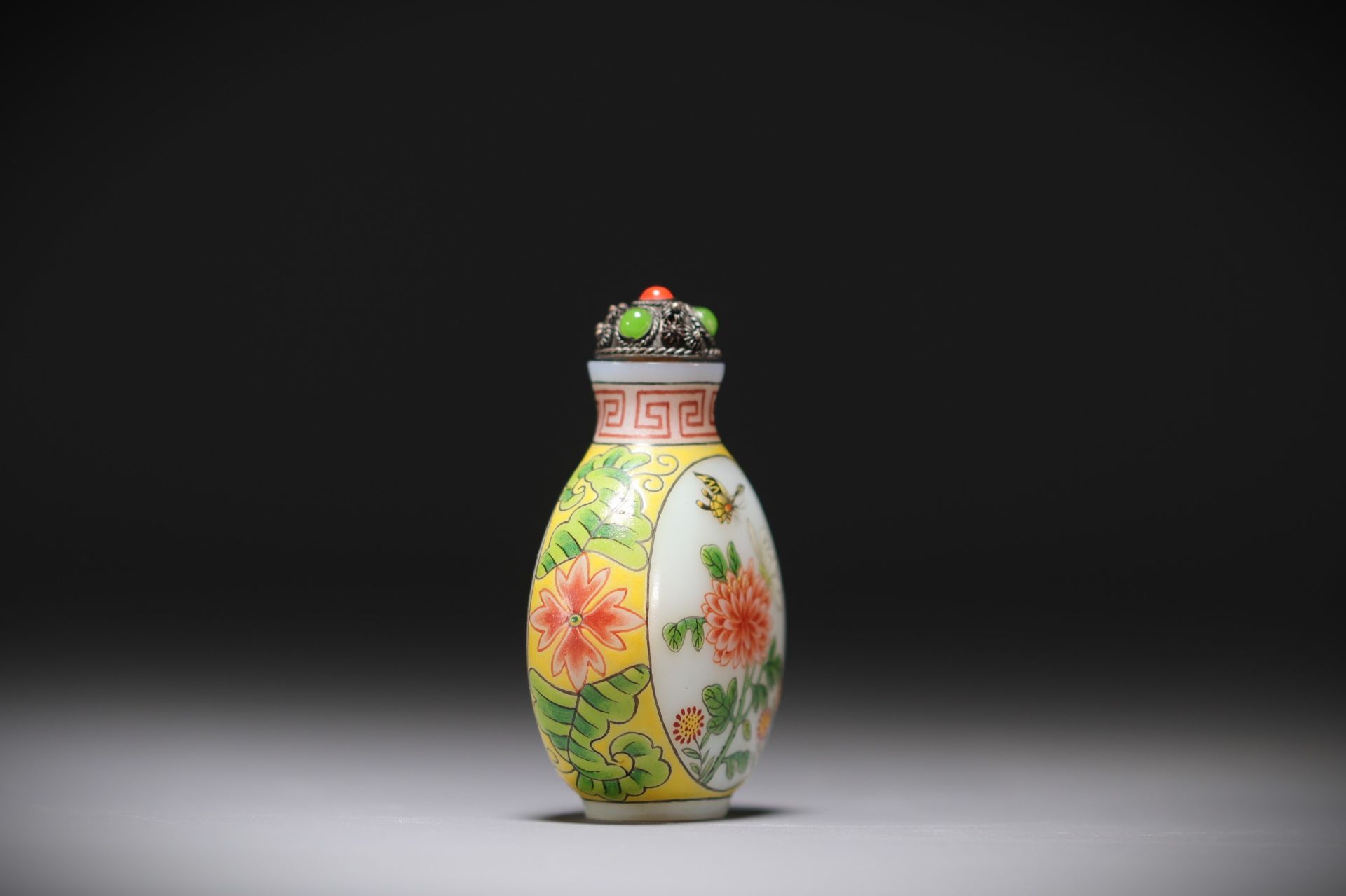 China - Peking glass snuffbox, Qianlong mark. - Image 2 of 4
