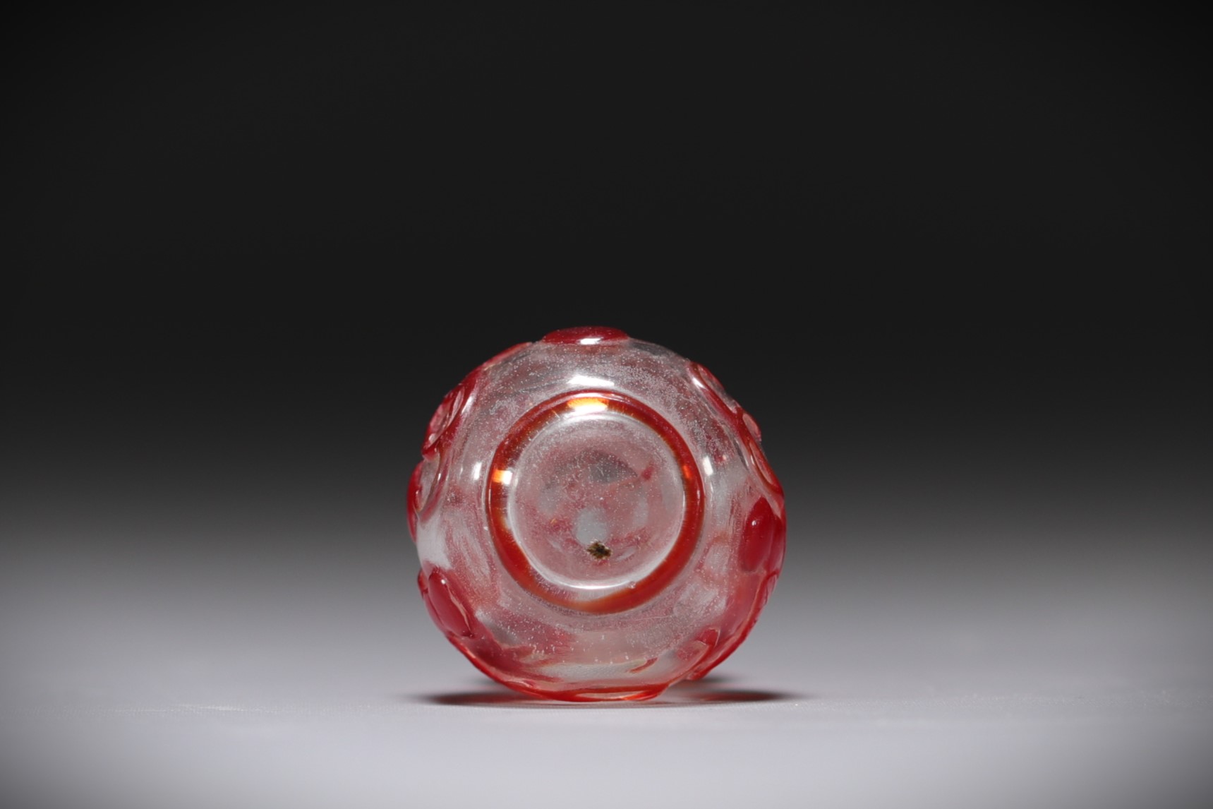 China - Snuffbox in multi-layered glass, clear background with red flowers. - Image 4 of 4