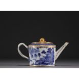 China - Blue-white porcelain teapot with gold highlights, Qianlong, 18th century.