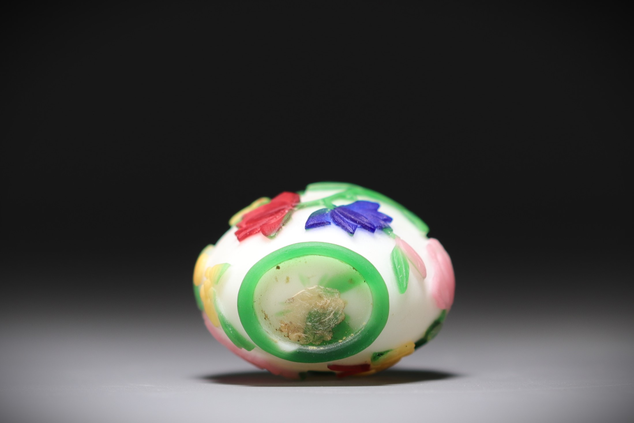 China - Snuffbox in multi-layered glass with floral decoration on a white background - Image 5 of 5