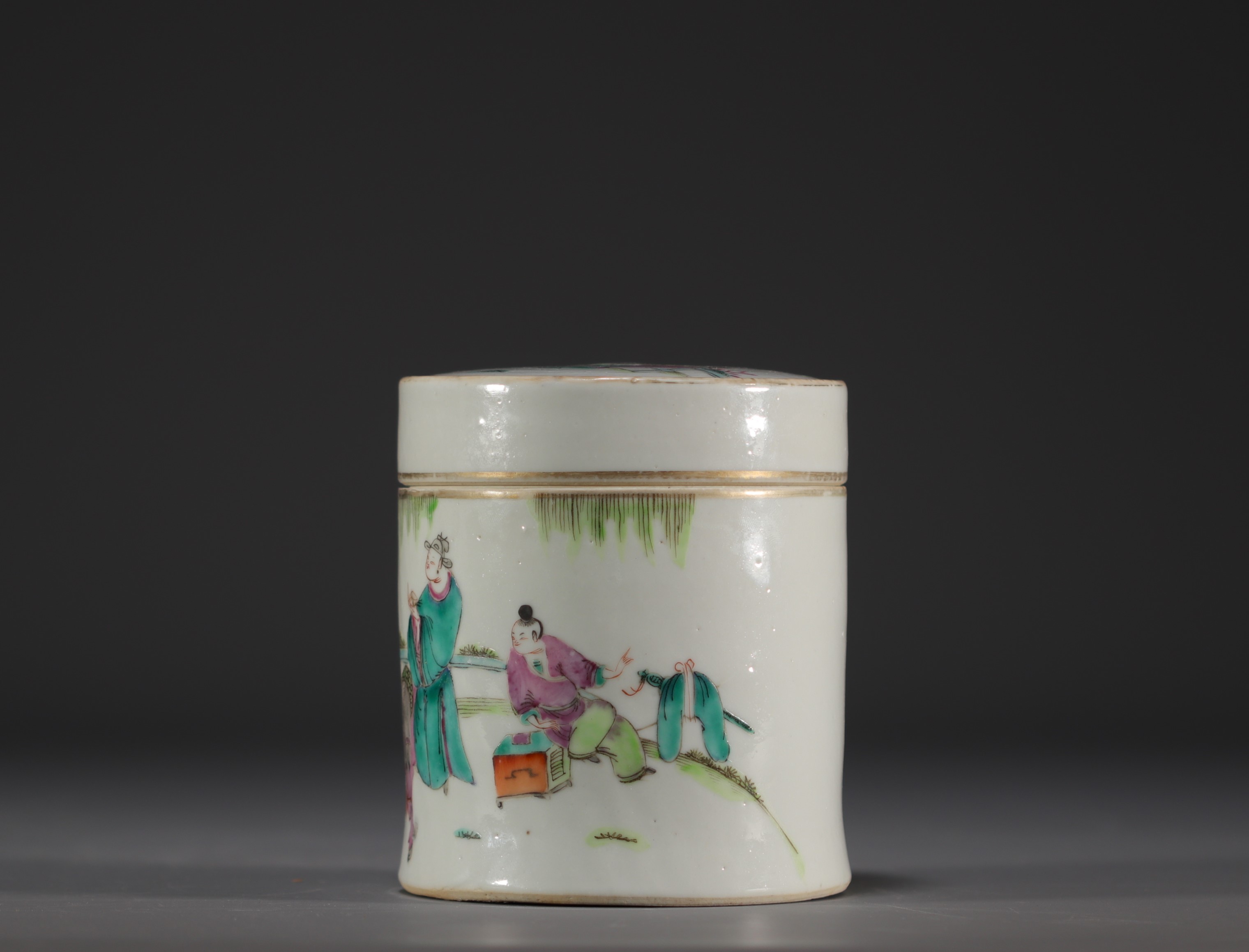 China - Famille rose porcelain box decorated with characters. - Image 3 of 4