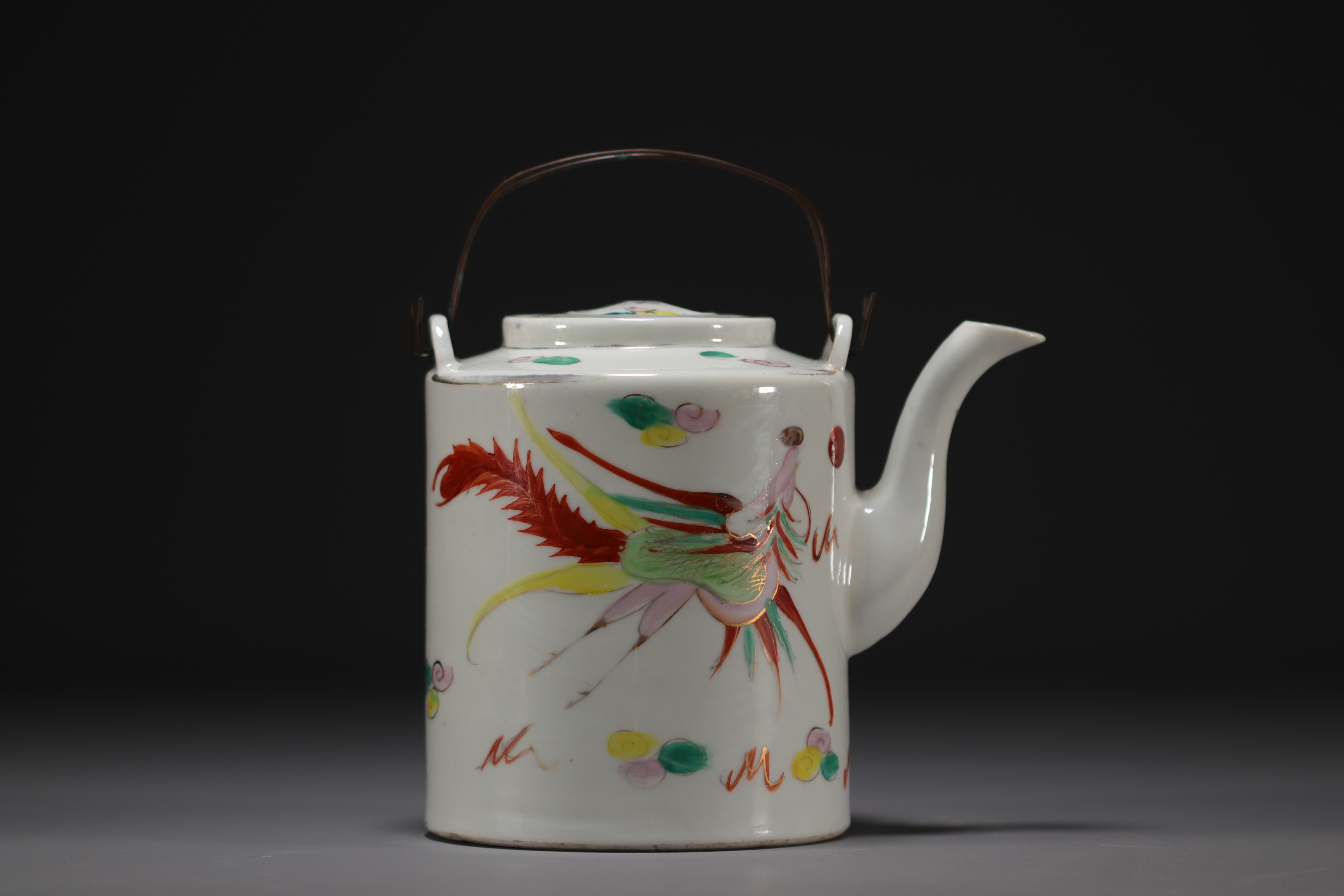 China - Porcelain teapot with dragon design, circa 1900. - Image 2 of 4