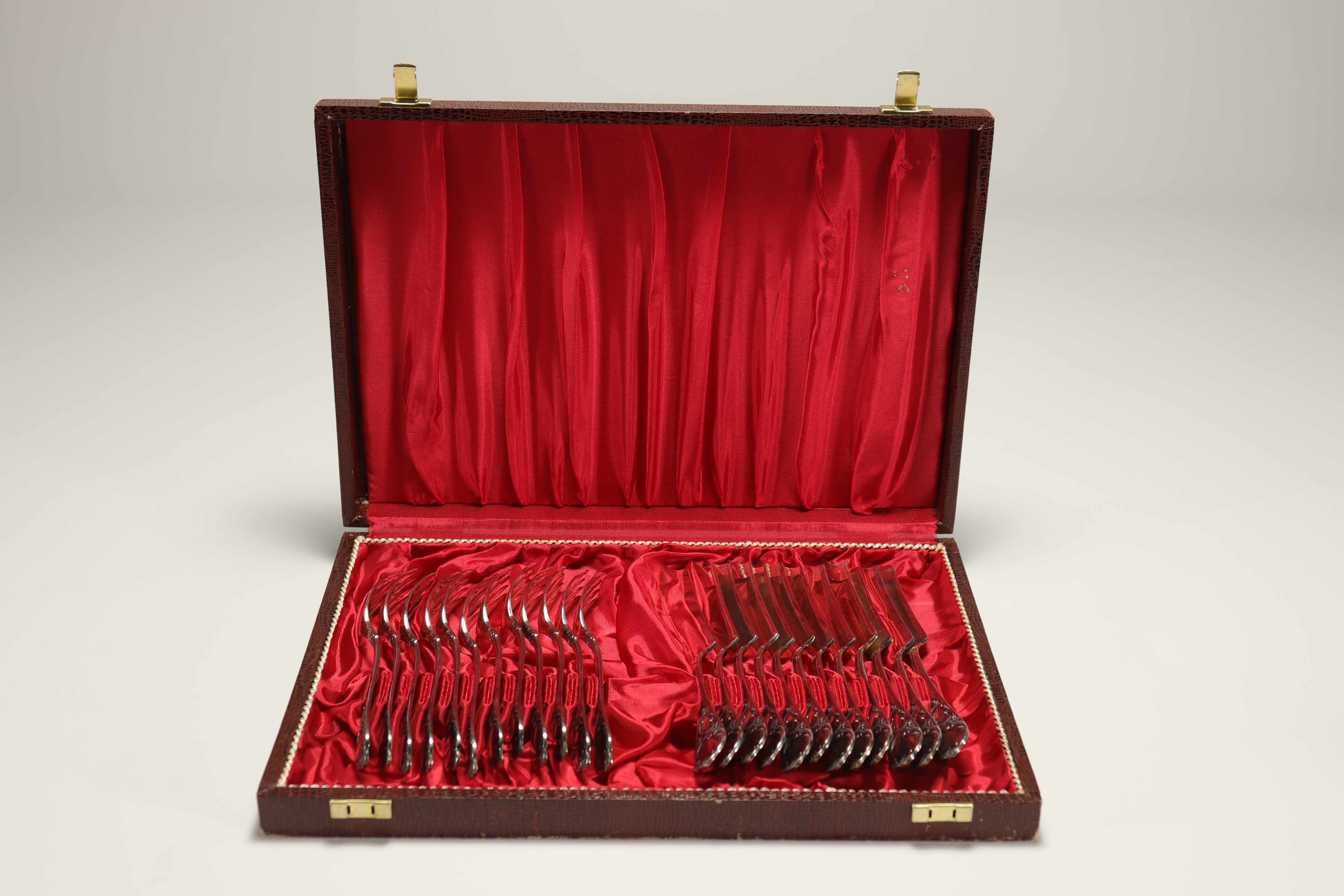 112-piece silver-plated household set. - Image 4 of 4