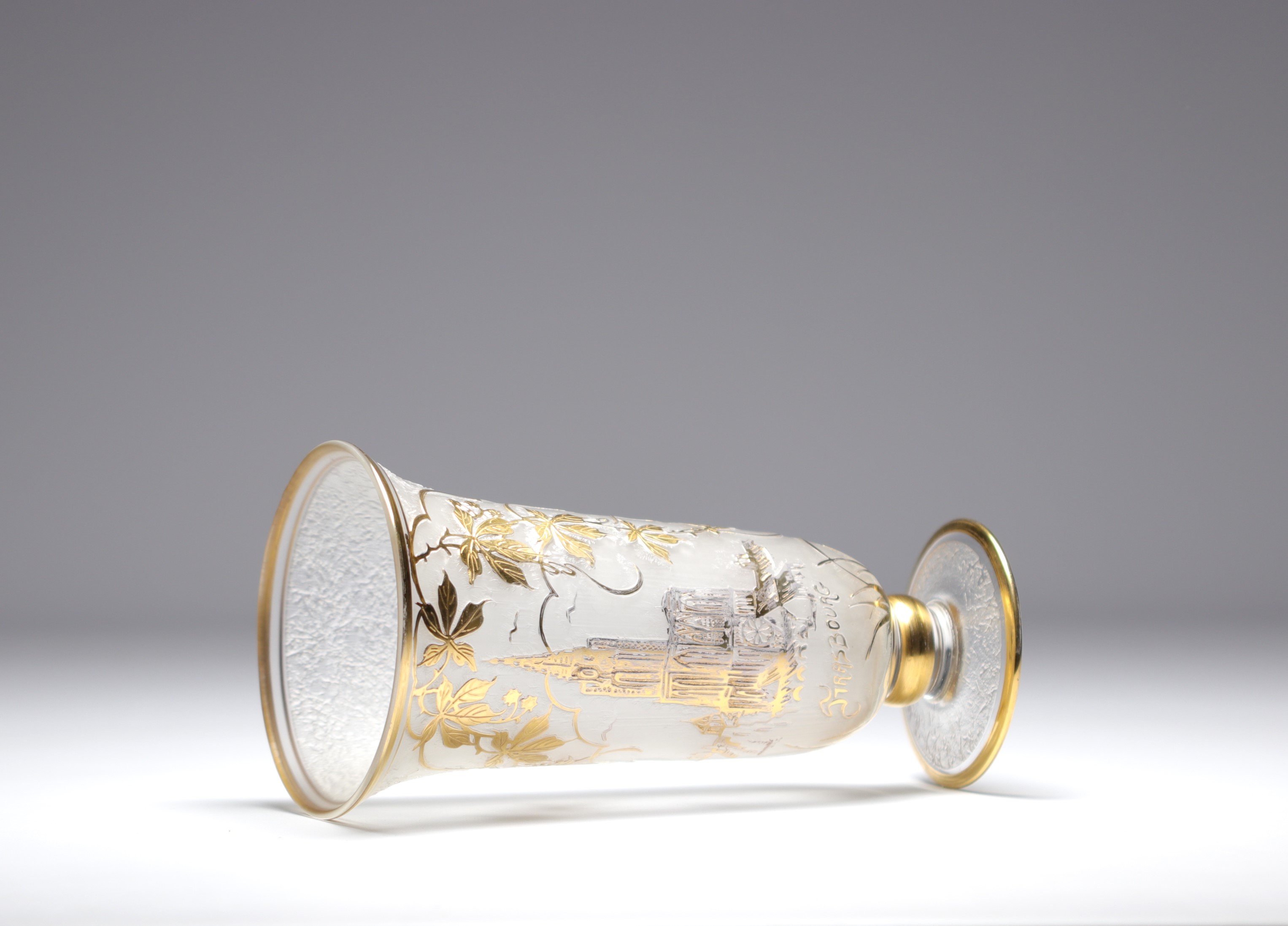 Adat - Art Deco vase in frosted acid-etched glass with gold highlights depicting Strasbourg Cathedra - Image 3 of 3