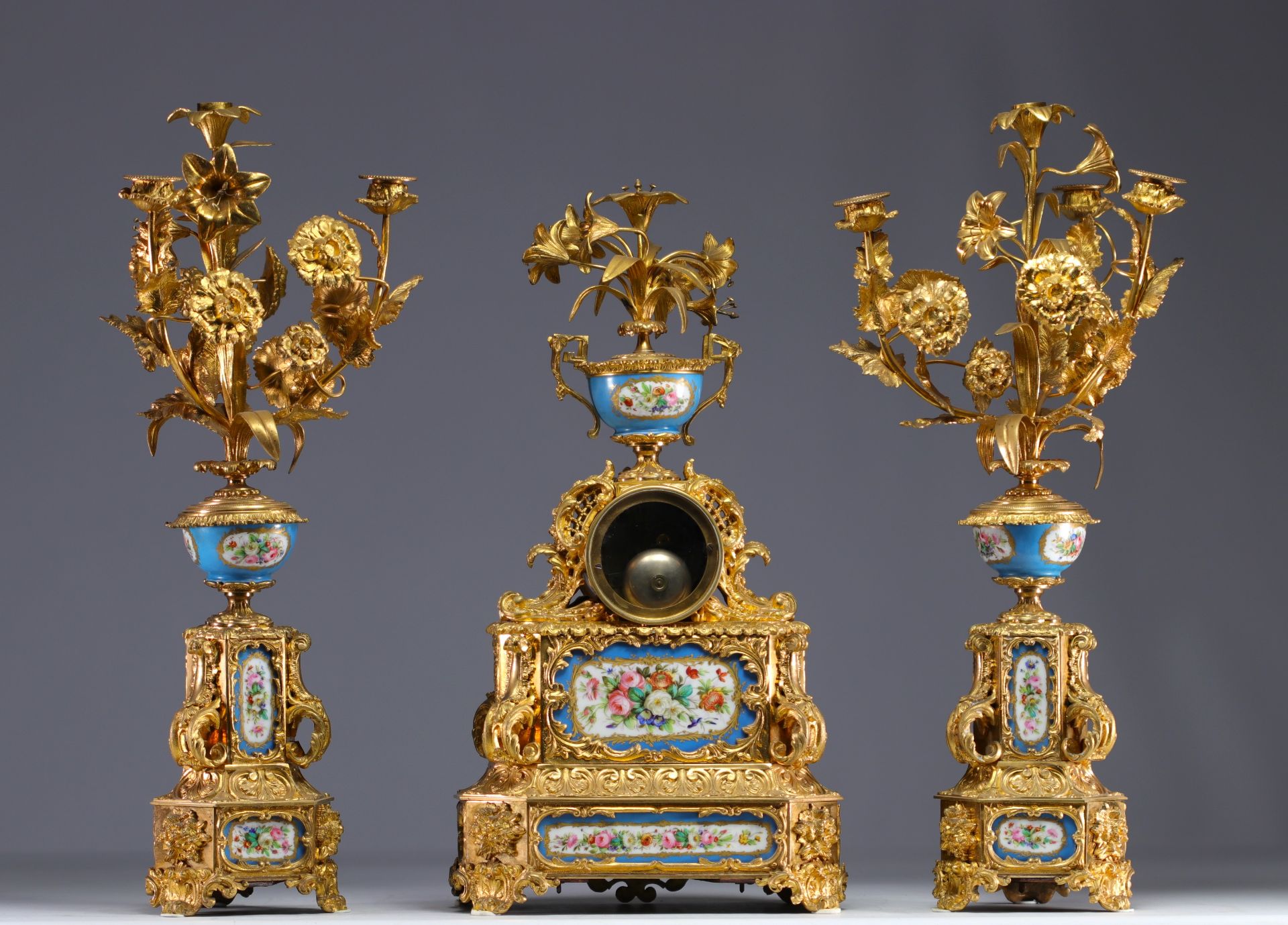 Imposing Sevres porcelain and gilded bronze mantelpiece. - Bild 3 aus 3