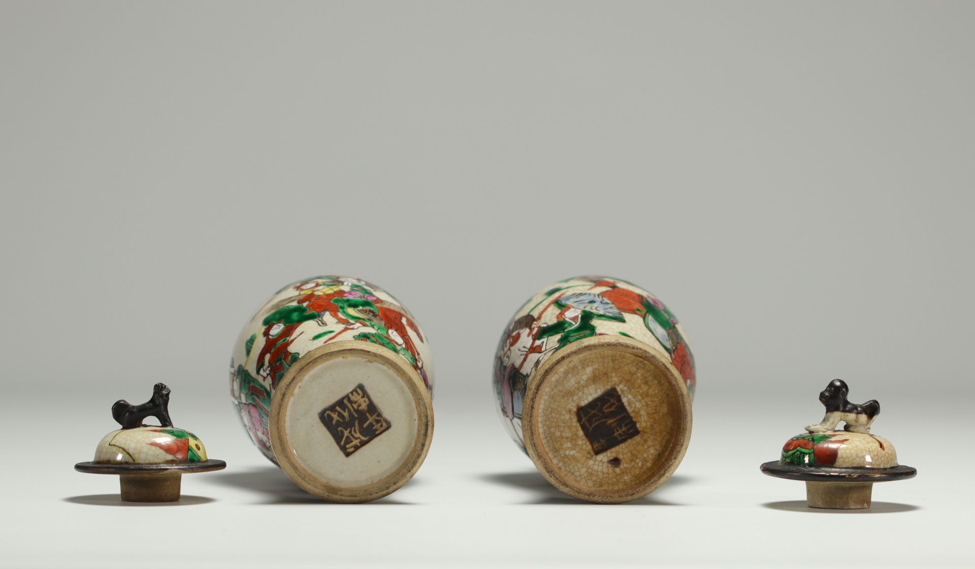 China - Pair of covered vases in Nanjing porcelain decorated with figures. - Image 3 of 3