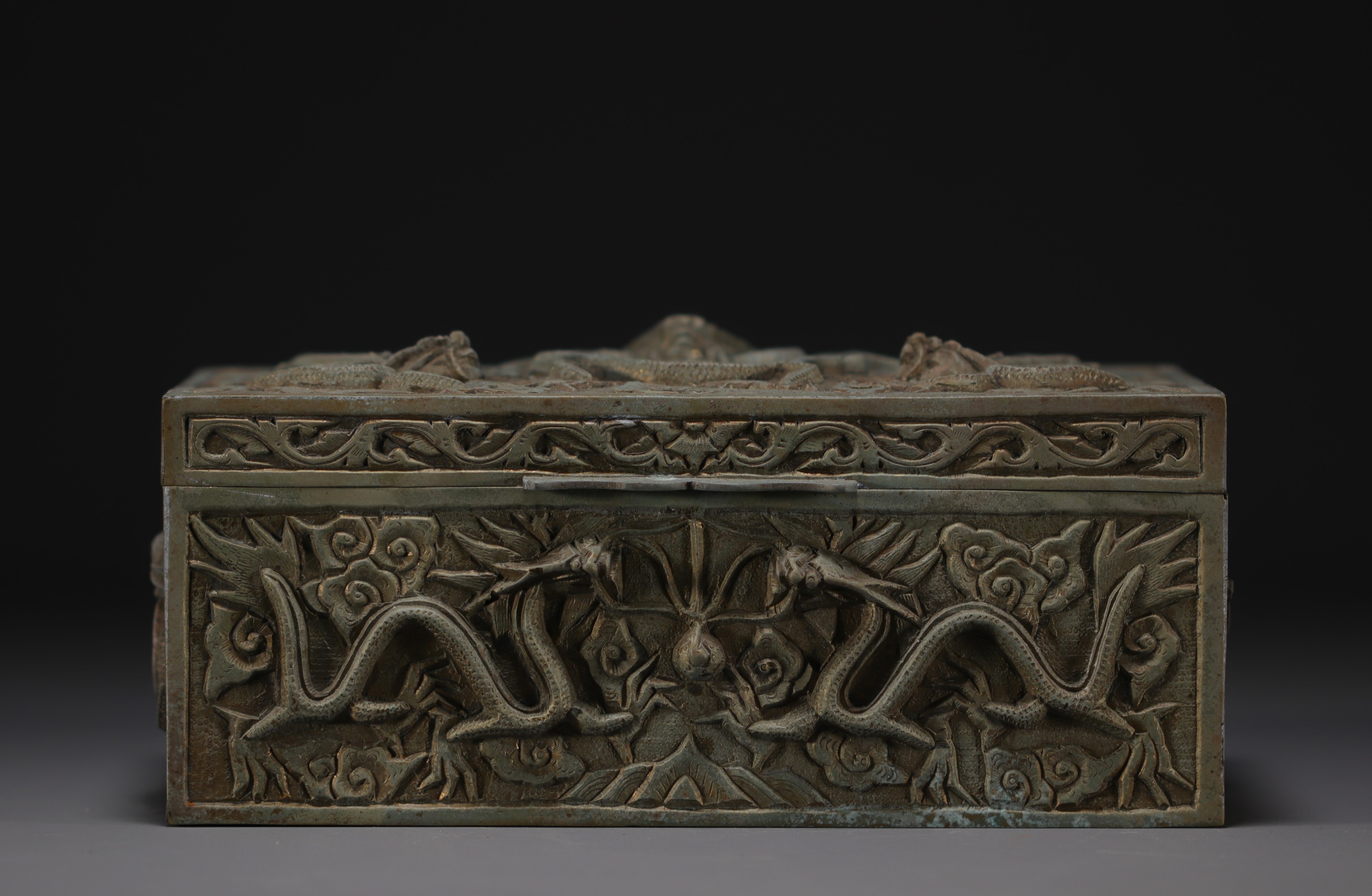 China - Patinated brass cigar box decorated with dragons. - Image 2 of 7