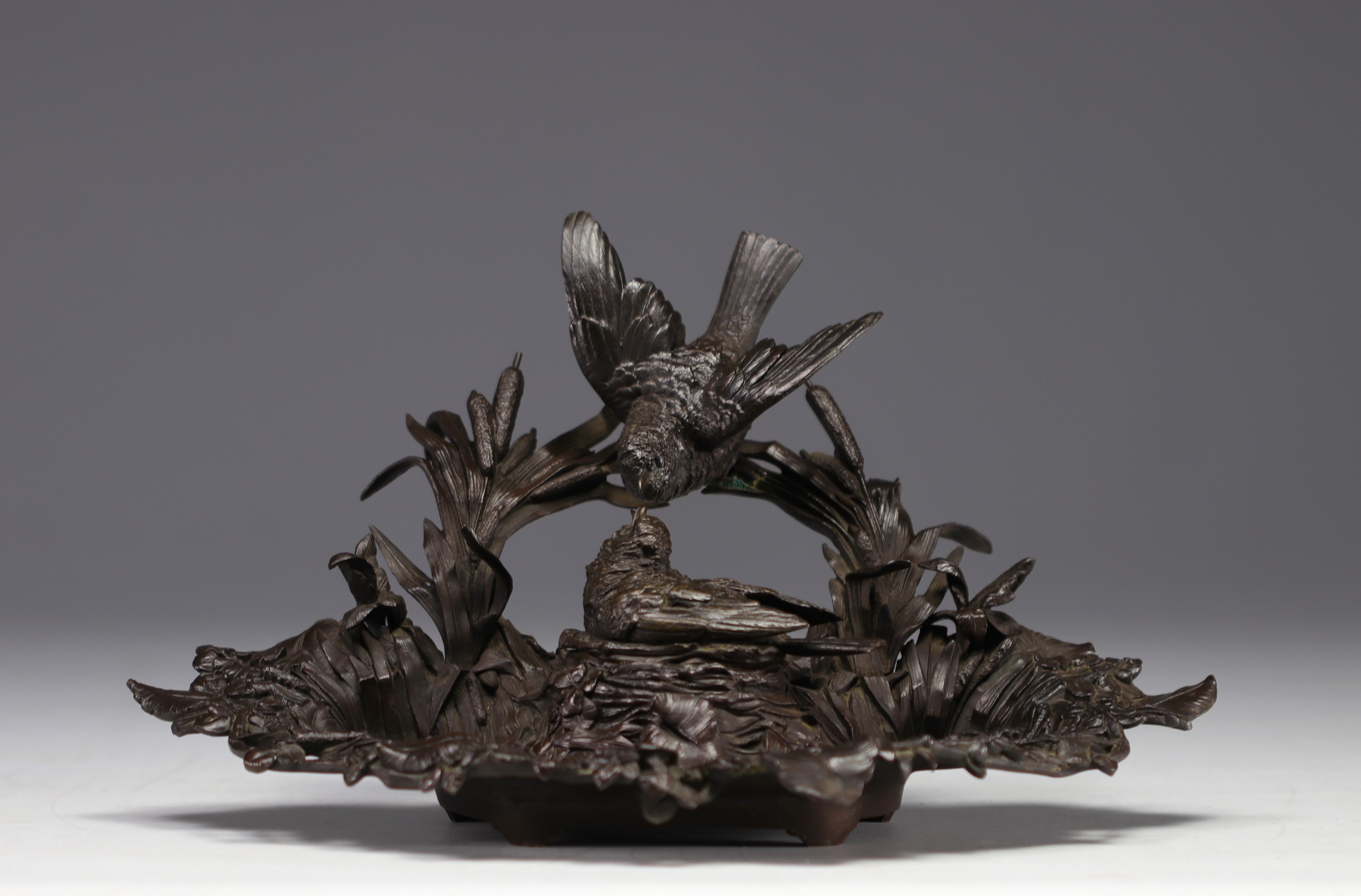 Bronze inkwell decorated with birds on a nest, 19th century.