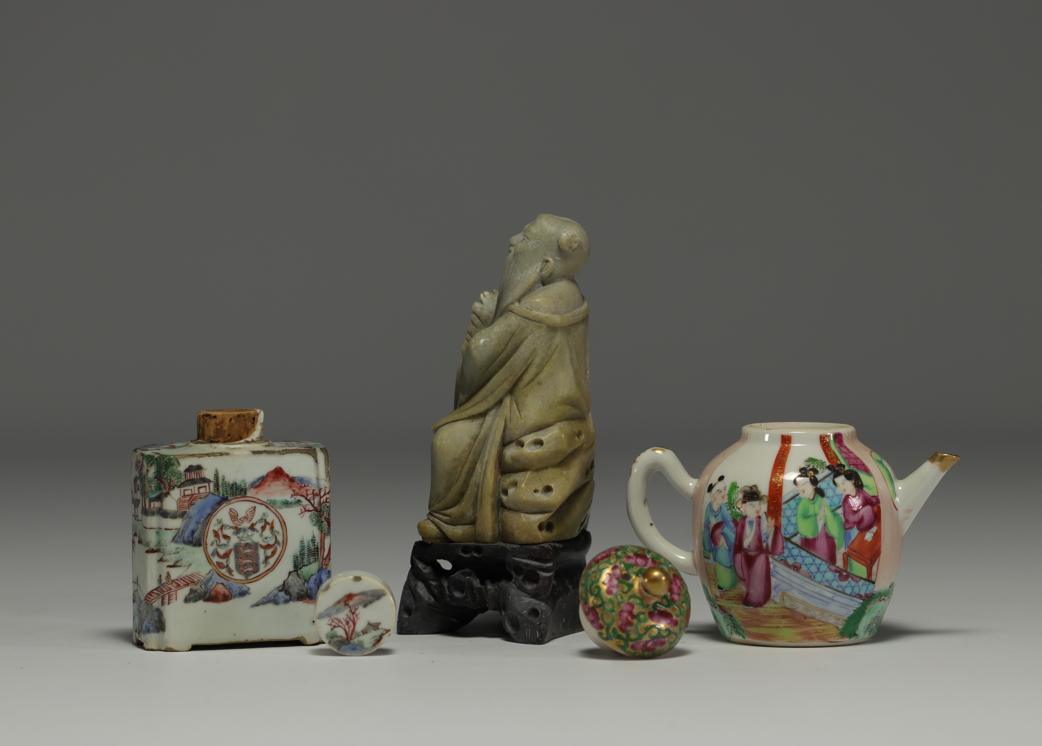China - Set comprising an 18th century Compagnie des Indes porcelain tea caddy, a Canton porcelain t - Image 2 of 11