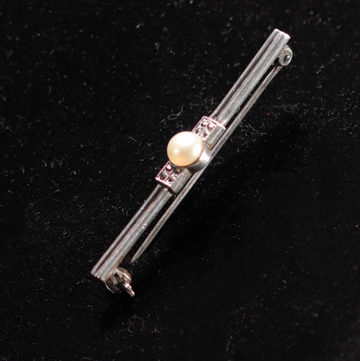 Set of three pieces of silver jewellery (a necklace, an Art Deco bracelet and a pearl brooch). - Image 3 of 4