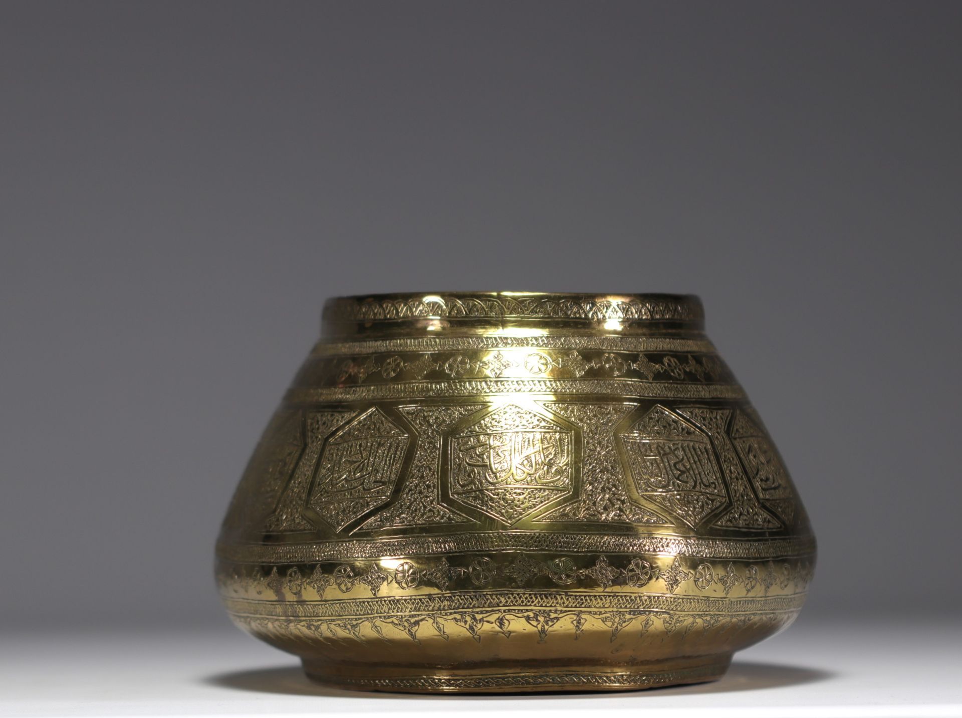 Iran - An old chased brass "Tas" basin decorated with flowers and wishes, 19th century. - Bild 2 aus 3