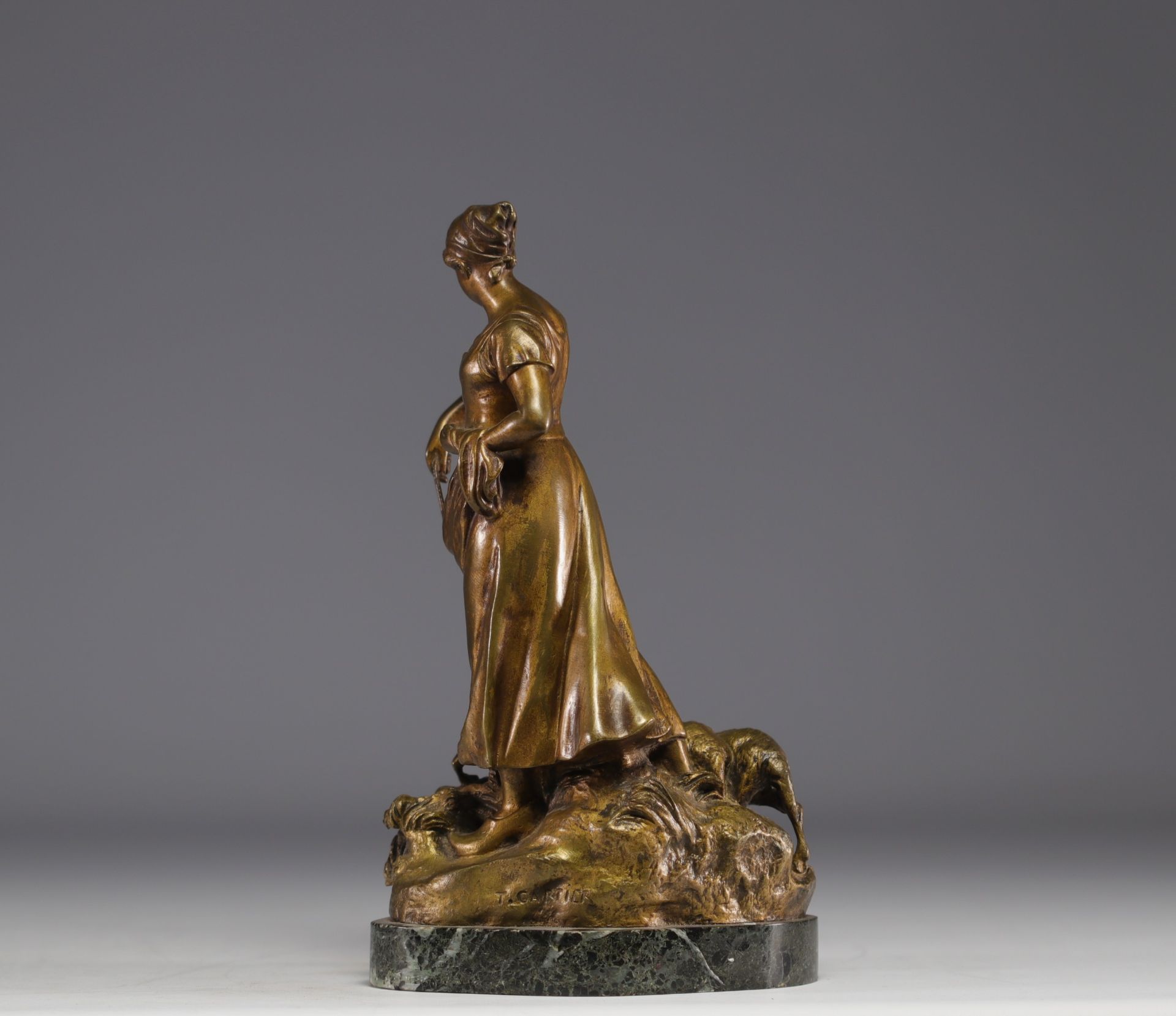 T. CARTIER (1879-1936) "The shepherdess and her sheep" bronze with golden patina. - Bild 3 aus 5