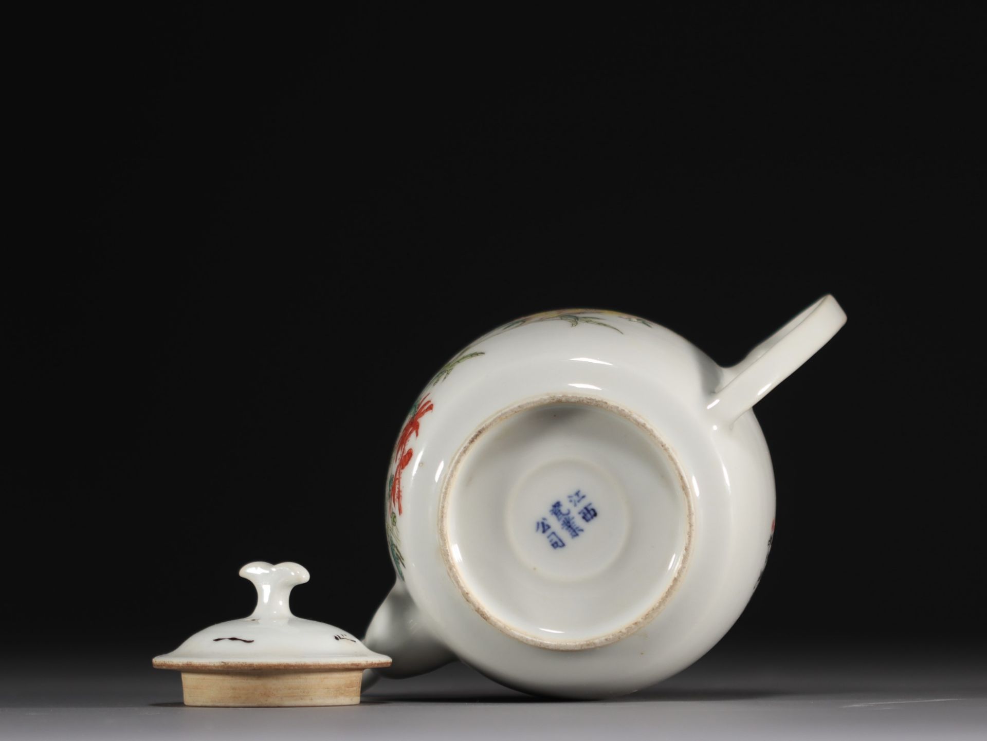 China - Jiangxi porcelain teapot with floral decoration, early 20th century. - Image 4 of 4