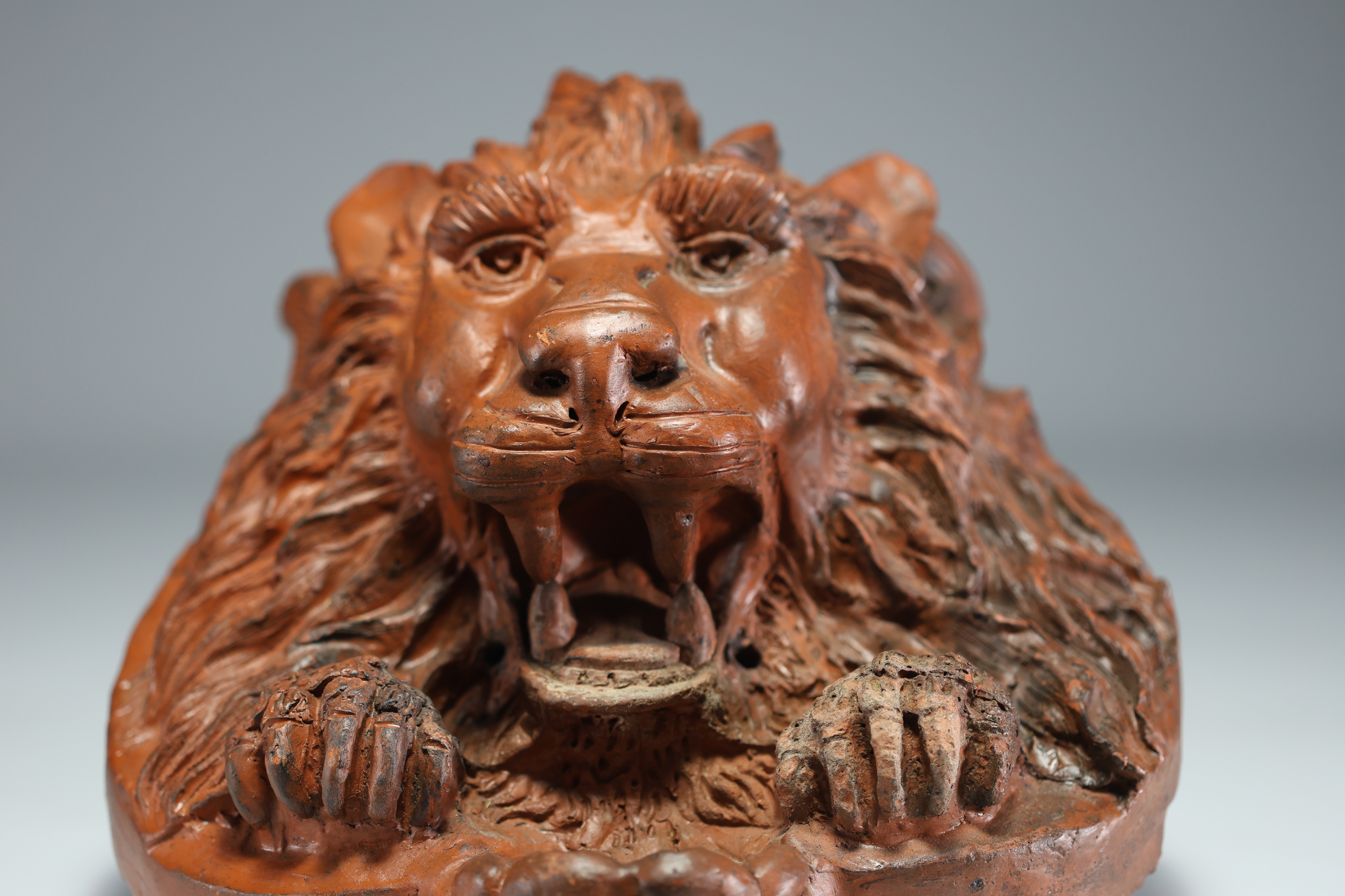Terracotta lion's head from the front of a manor house, 19th century. - Image 3 of 3
