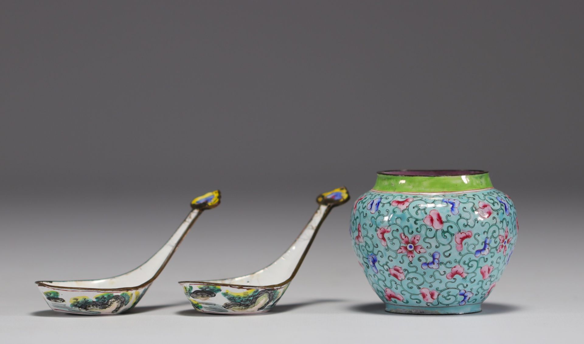 China - Set of three painted enamel pieces, a small bowl and two spoons. - Image 2 of 2
