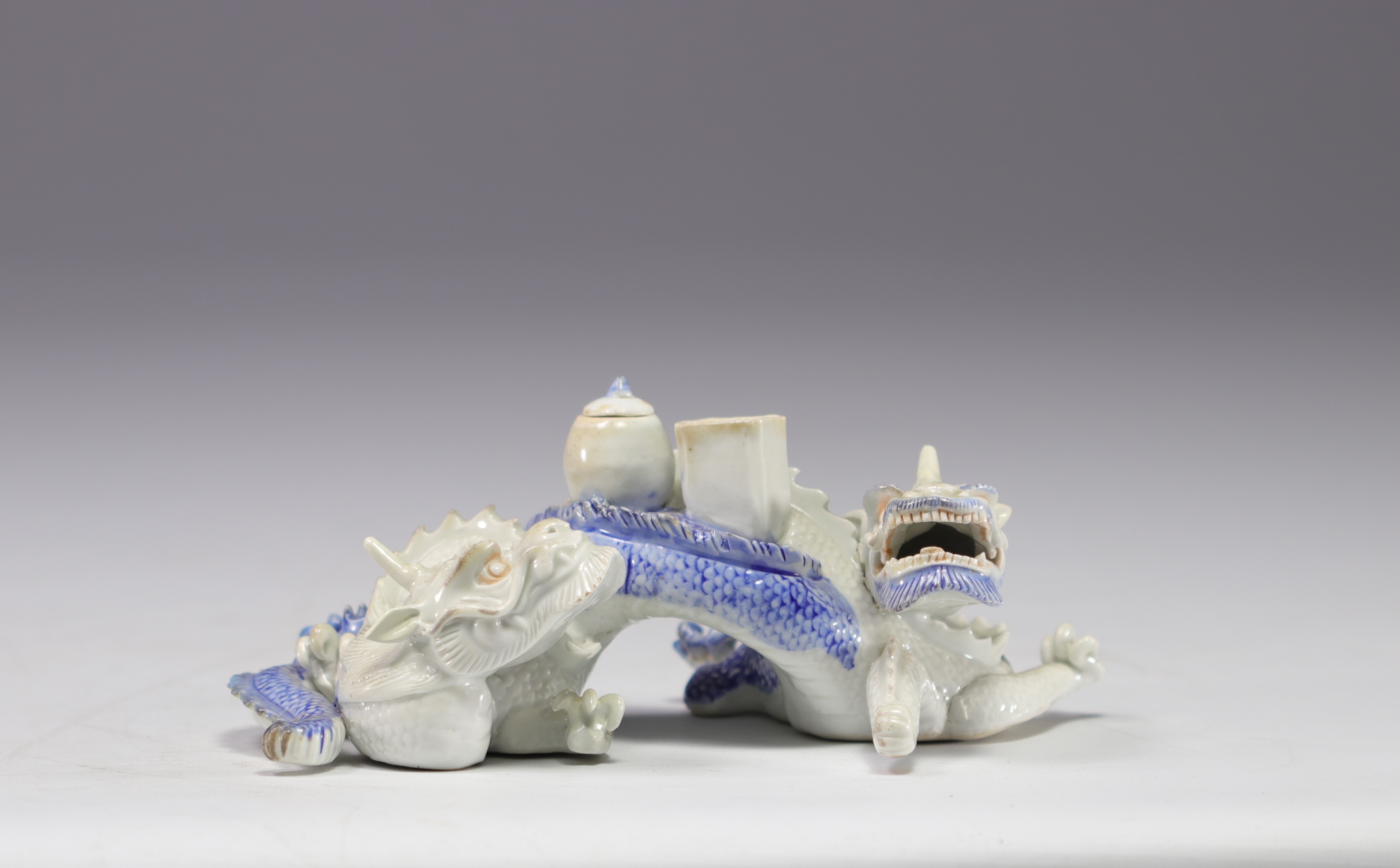 Japanese porcelain inkwell decorated with dragons - Image 3 of 4