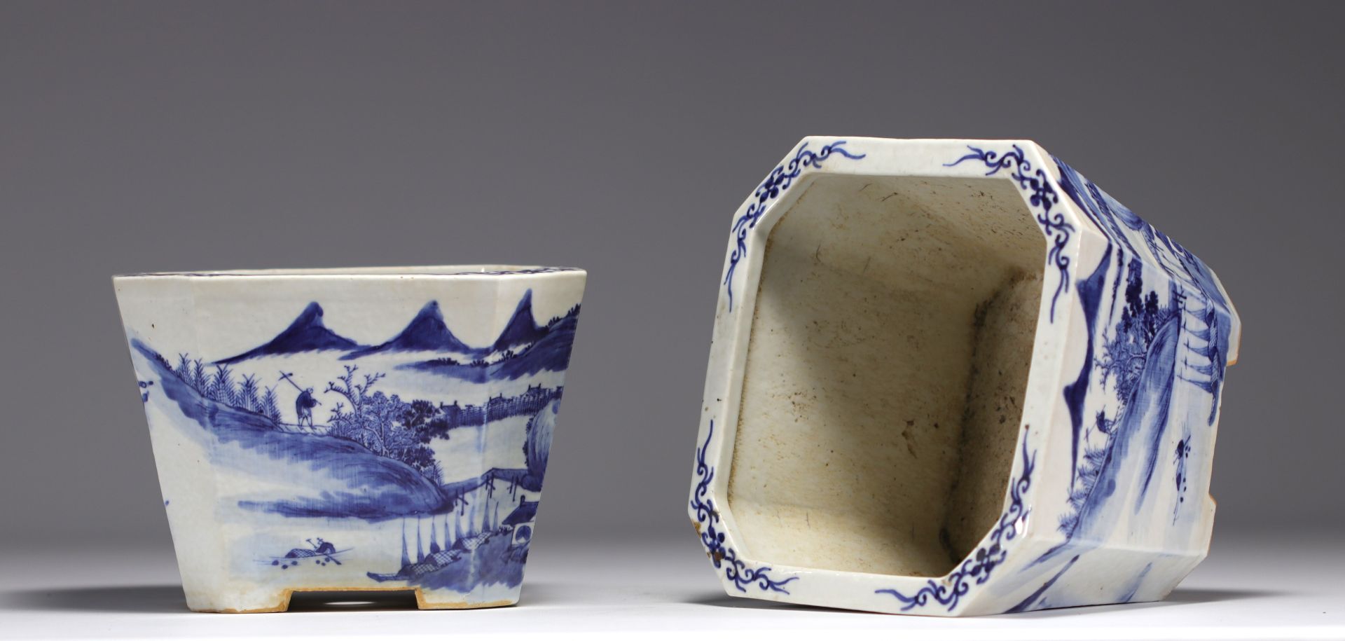 China - Pair of blue-white porcelain planters with landscape decoration, Qing period. - Bild 3 aus 3