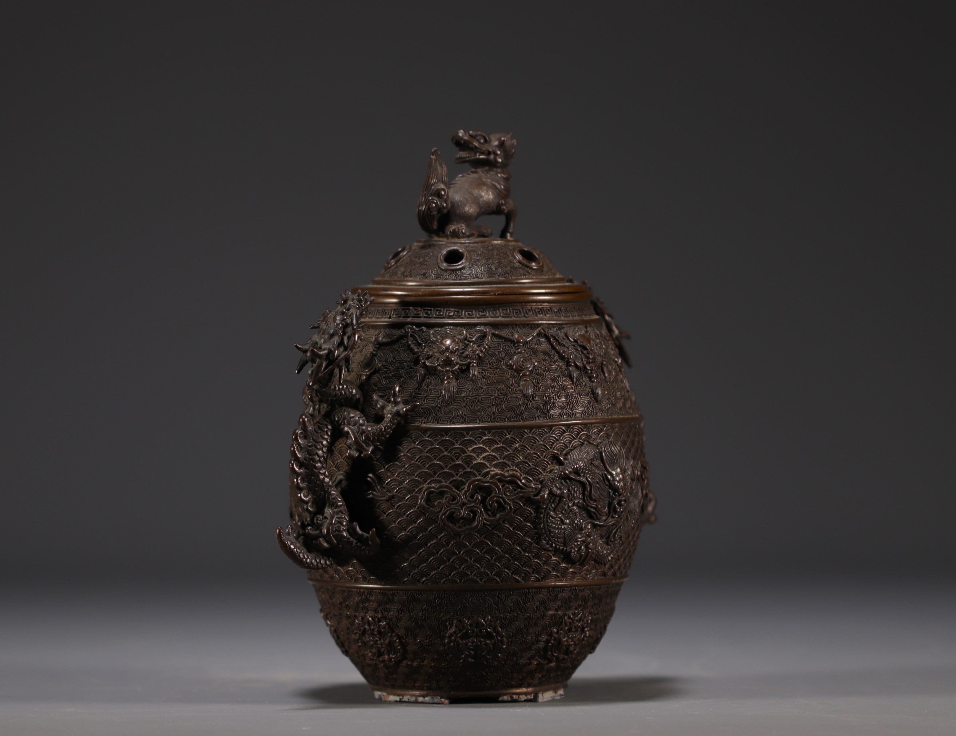 China - Bronze perfume burner decorated with dragons, lid surmounted by a Fo dog. - Image 2 of 5