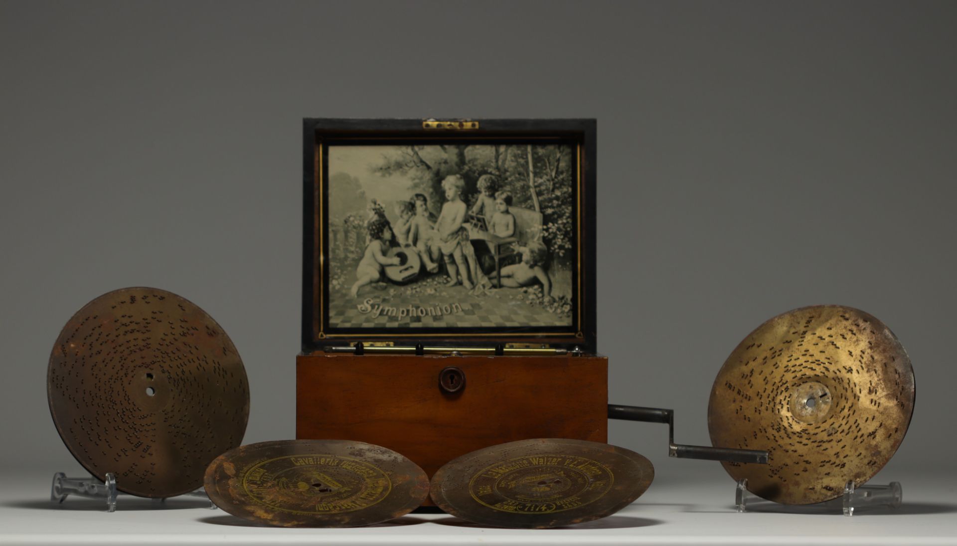 Symphonion - Walnut music box with four discs, circa 1900 - Image 2 of 4