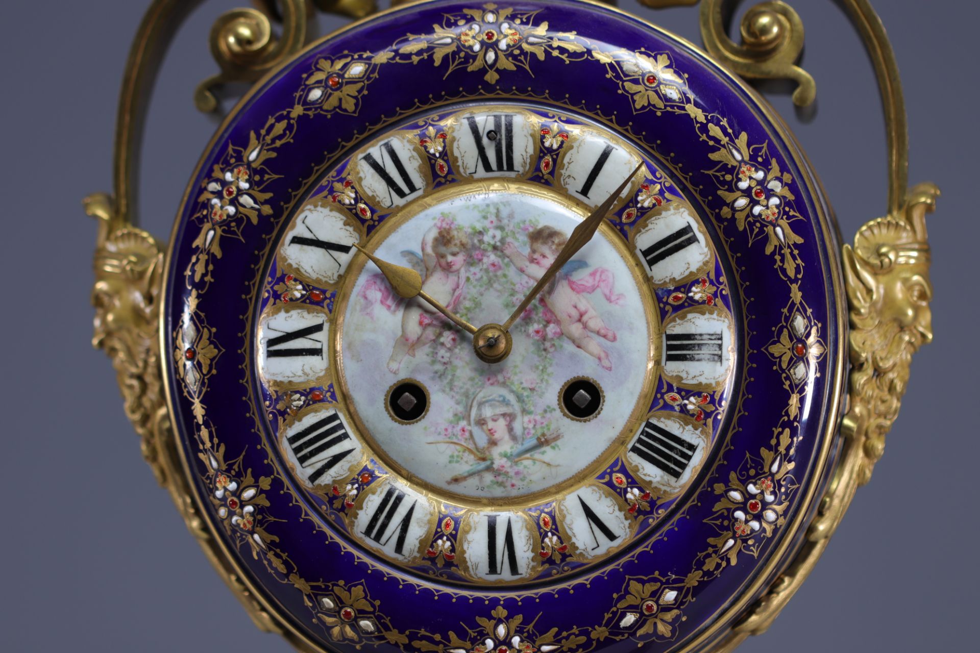 A rare Sevres porcelain and gilt bronze clock decorated with cherubs. - Bild 6 aus 8