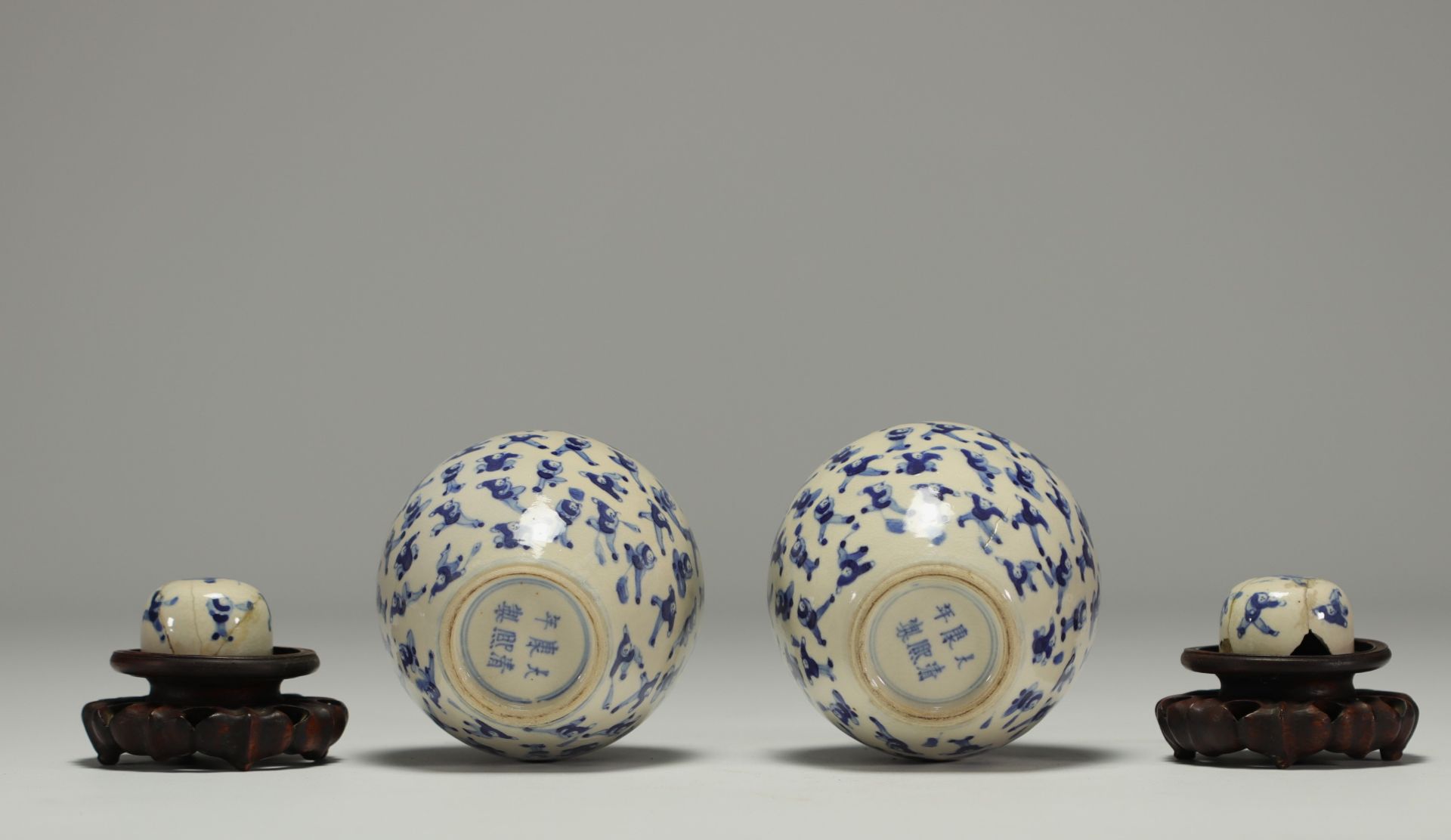 China - Pair of white-blue porcelain covered pots with children, wooden base. - Bild 3 aus 3