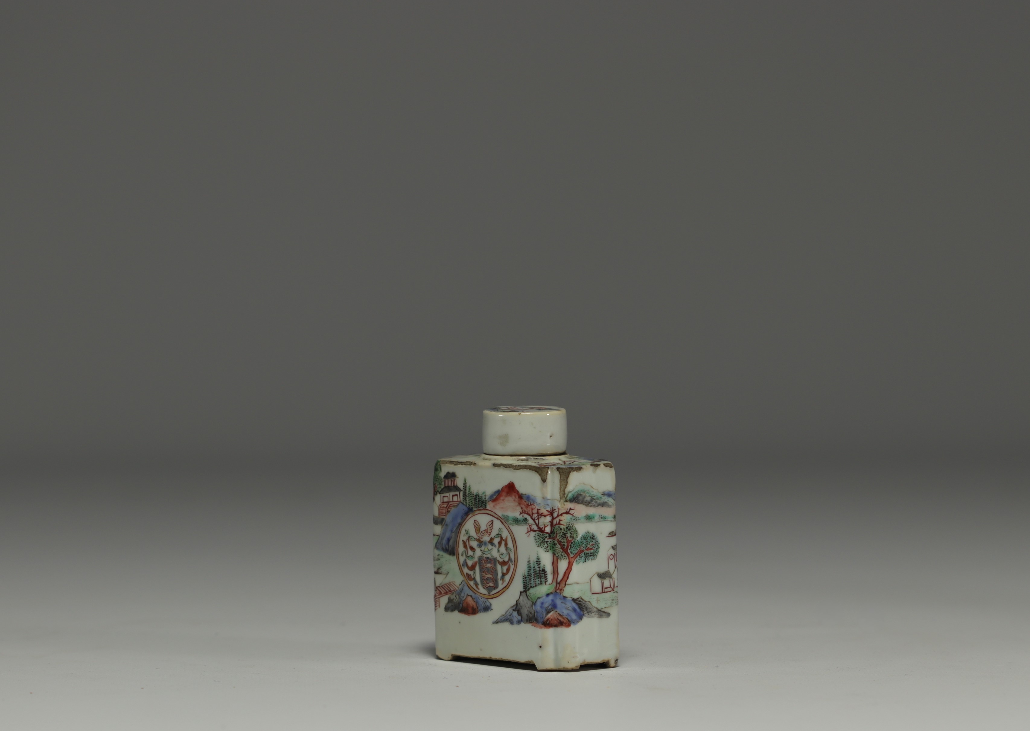 China - Set comprising an 18th century Compagnie des Indes porcelain tea caddy, a Canton porcelain t - Image 4 of 11