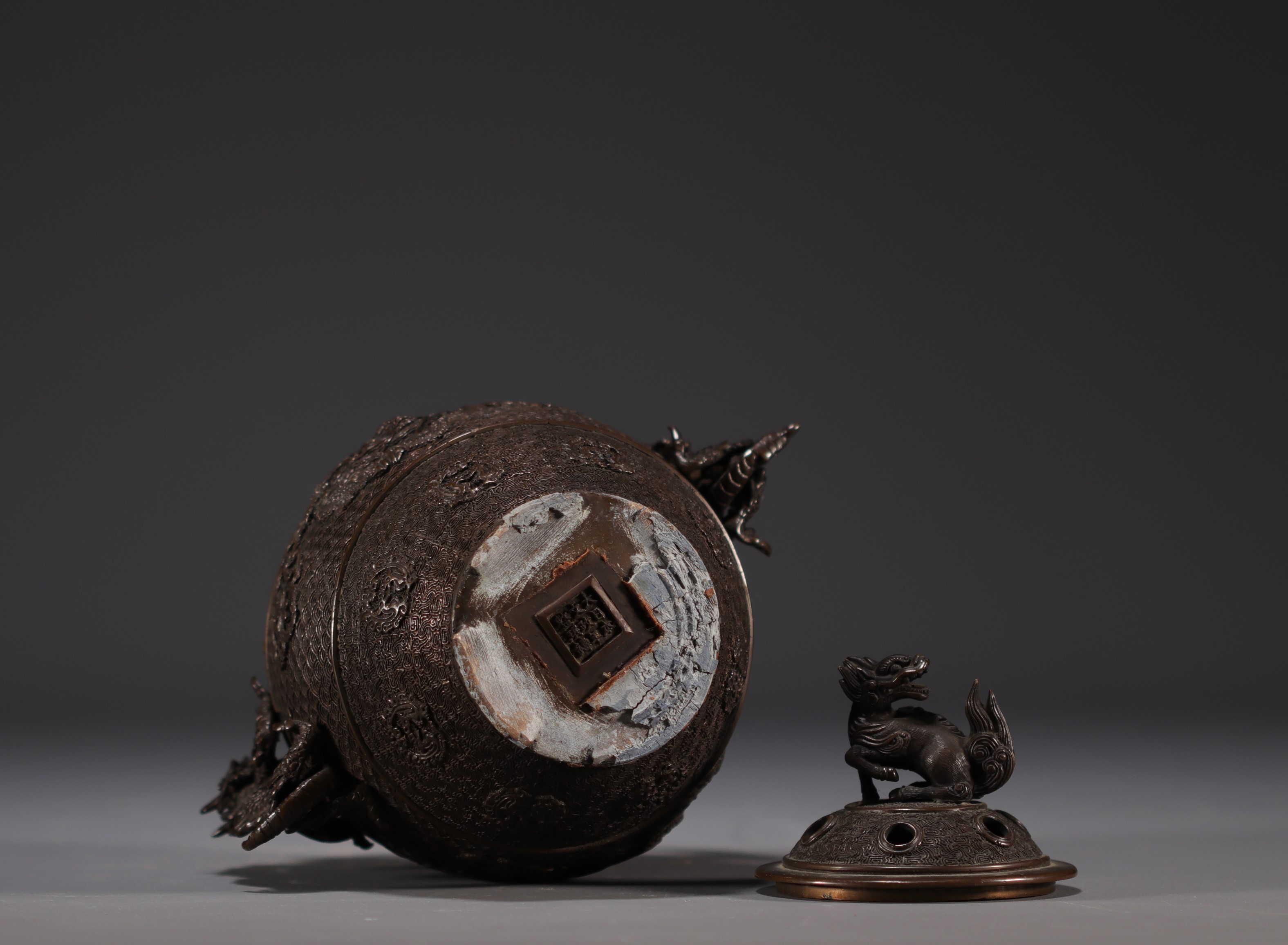China - Bronze perfume burner decorated with dragons, lid surmounted by a Fo dog. - Image 5 of 5