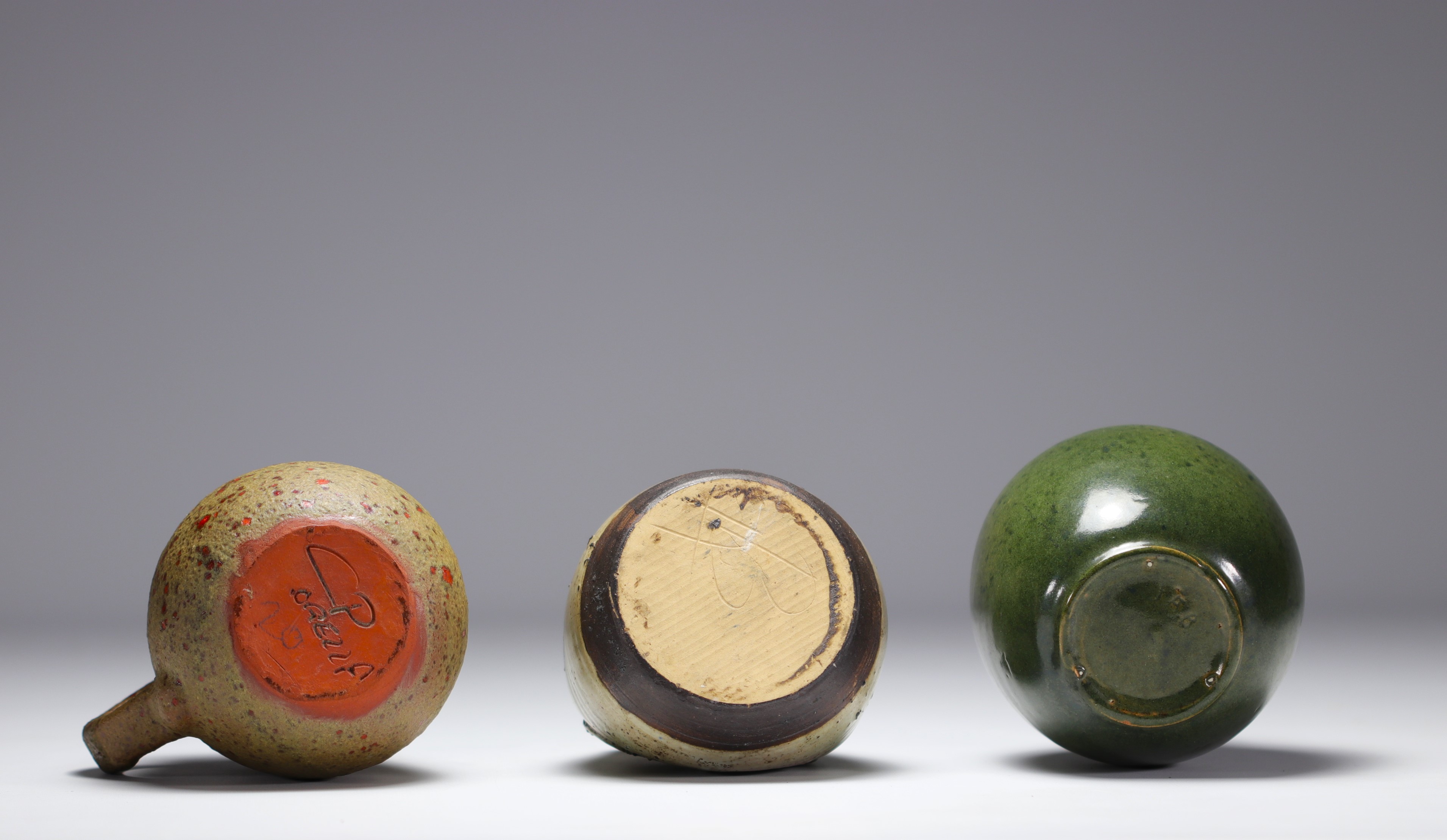 Set of two vases and a jug in glazed ceramic and terracotta. - Image 2 of 2