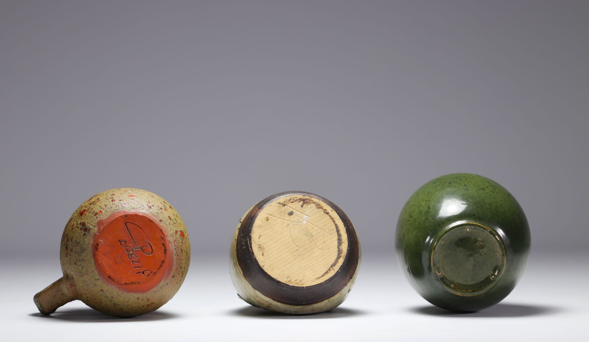 Set of two vases and a jug in glazed ceramic and terracotta. - Bild 2 aus 2