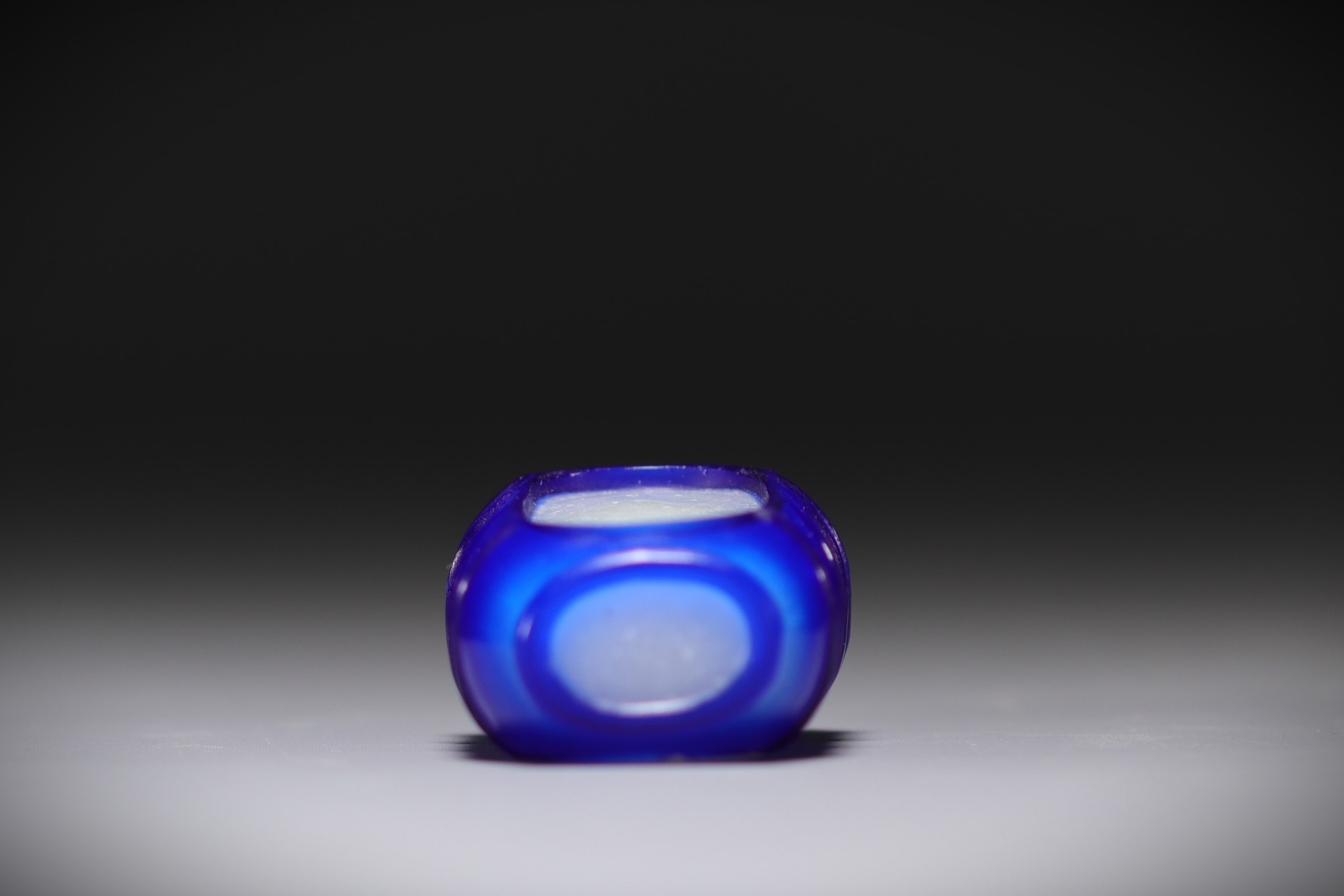 China - Snuffbox in white and blue multi-layered glass - Image 4 of 4