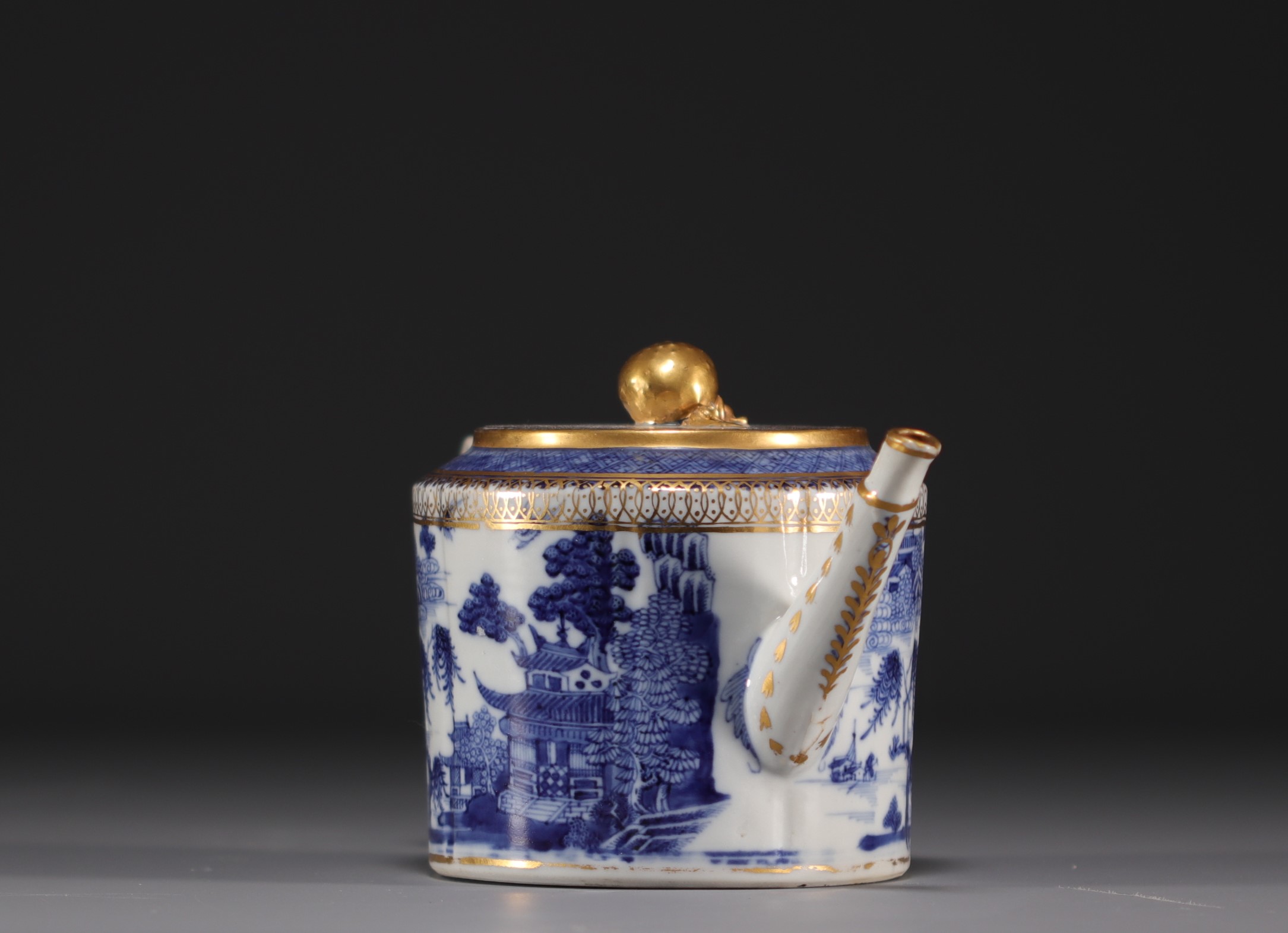 China - Blue-white porcelain teapot with gold highlights, Qianlong, 18th century. - Image 2 of 6