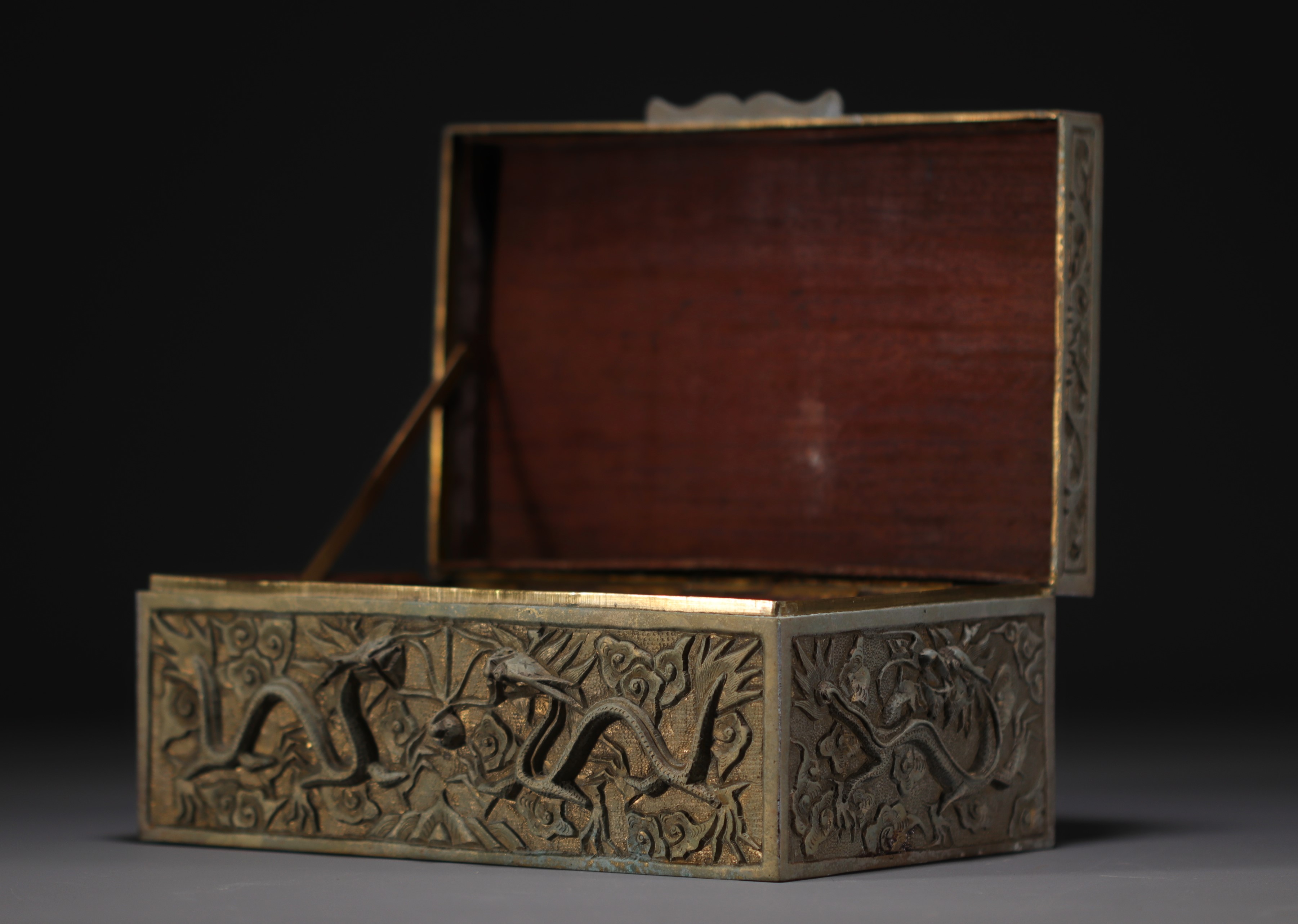 China - Patinated brass cigar box decorated with dragons. - Image 4 of 7
