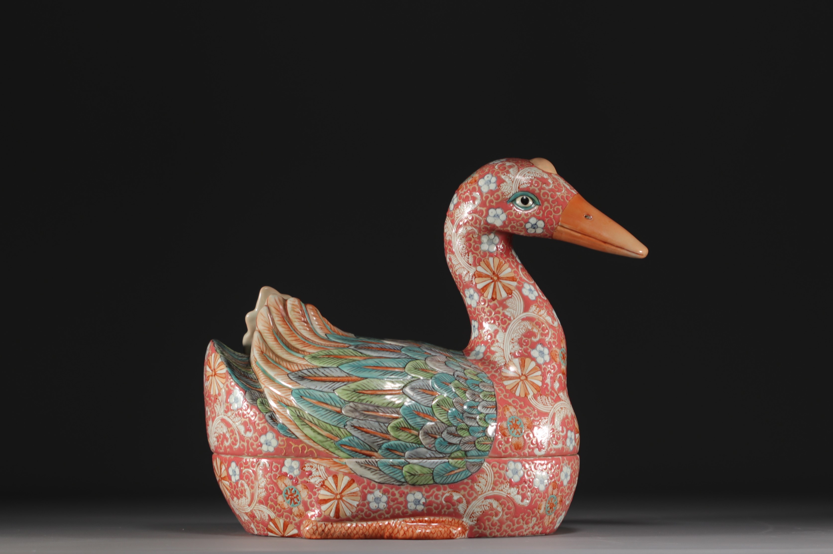China - Duck-shaped famille rose porcelain soup tureen. - Image 3 of 4