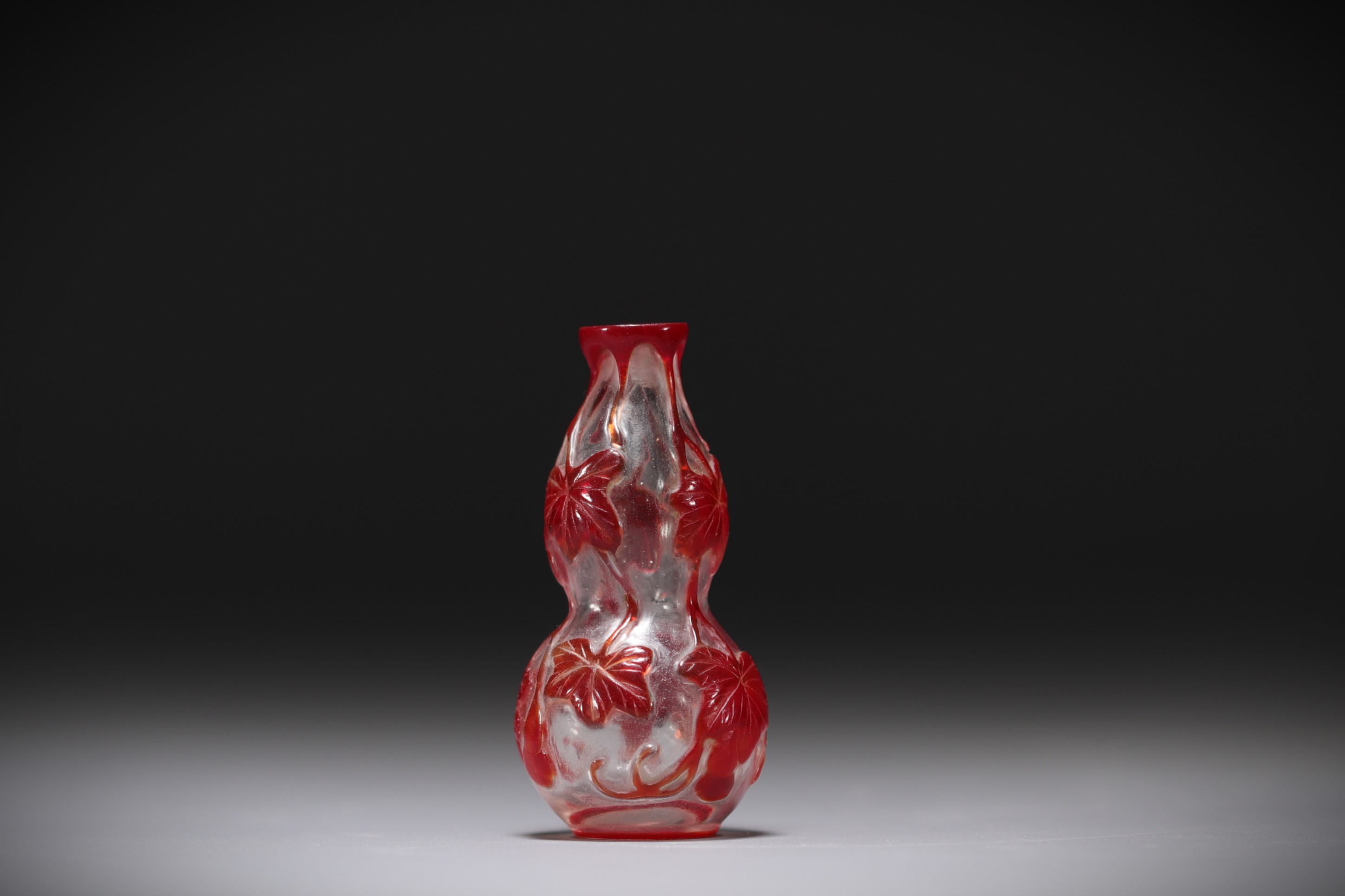 China - Snuffbox in multi-layered glass, clear background with red flowers. - Image 2 of 4