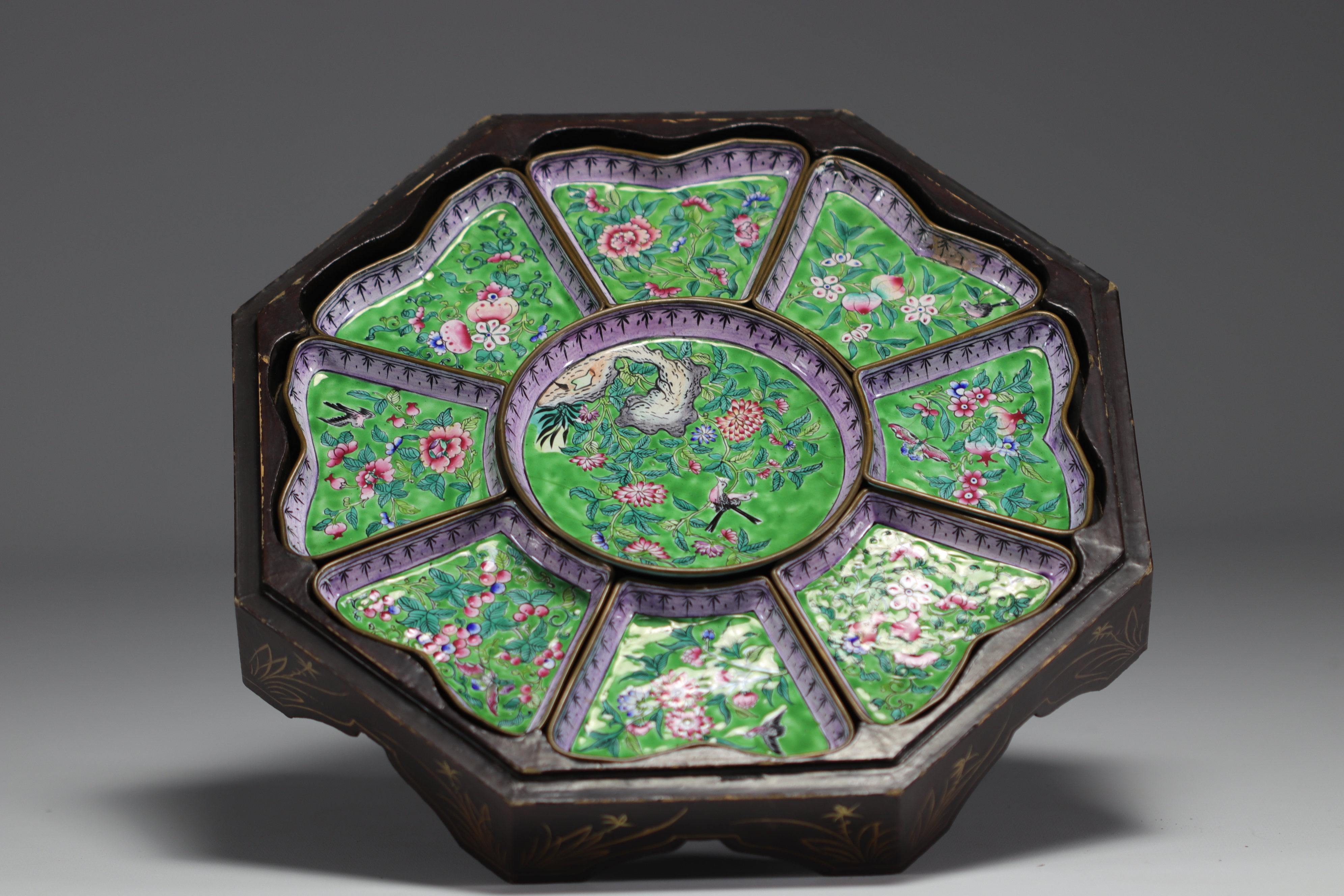 China - Set of cloisonne enamel dishes with floral and bird decor in original lacquer box, 19th cent - Image 2 of 4